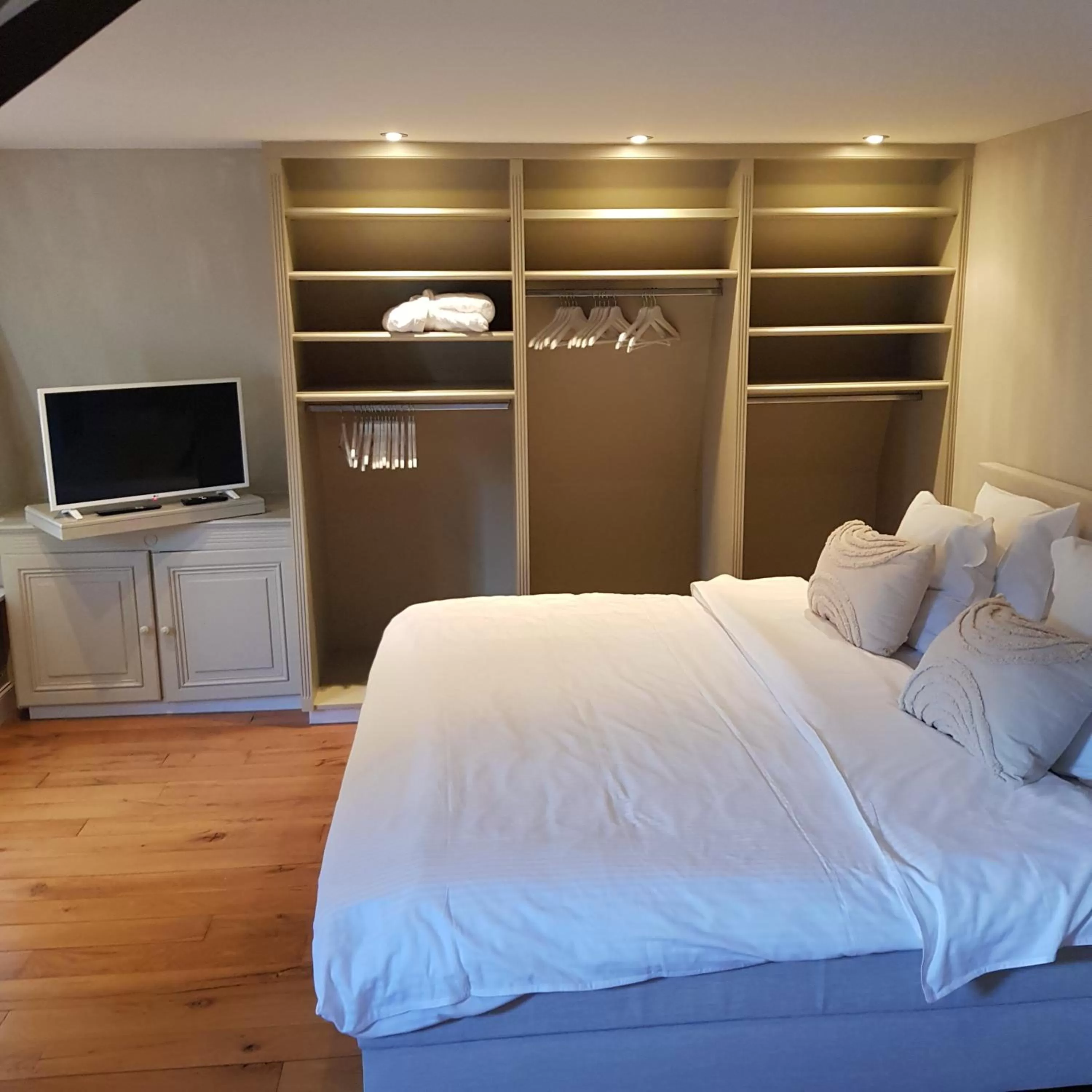 Bedroom, Bed in Hotel Recour