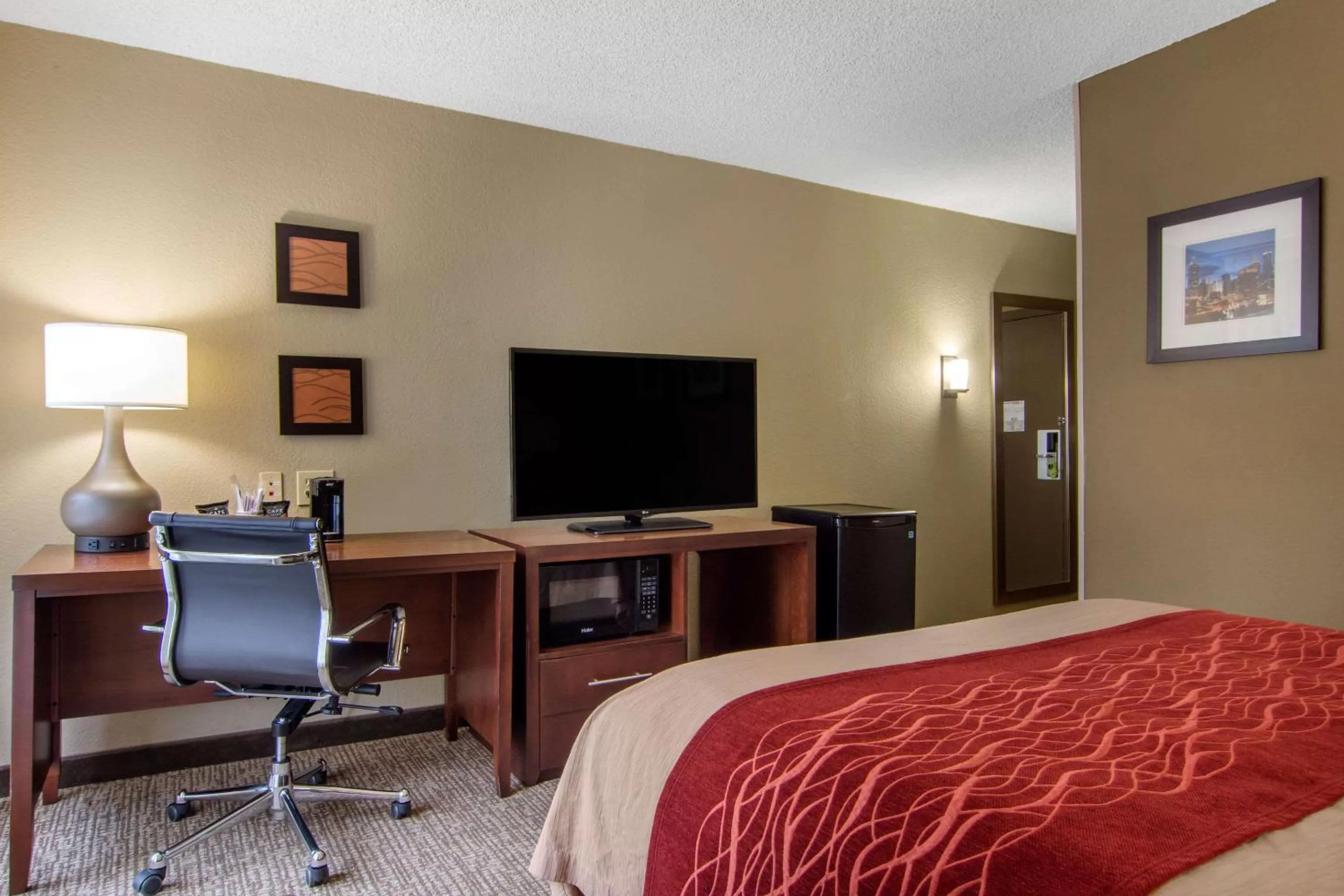 Photo of the whole room, Bed in Comfort Inn Sandy Springs - Perimeter