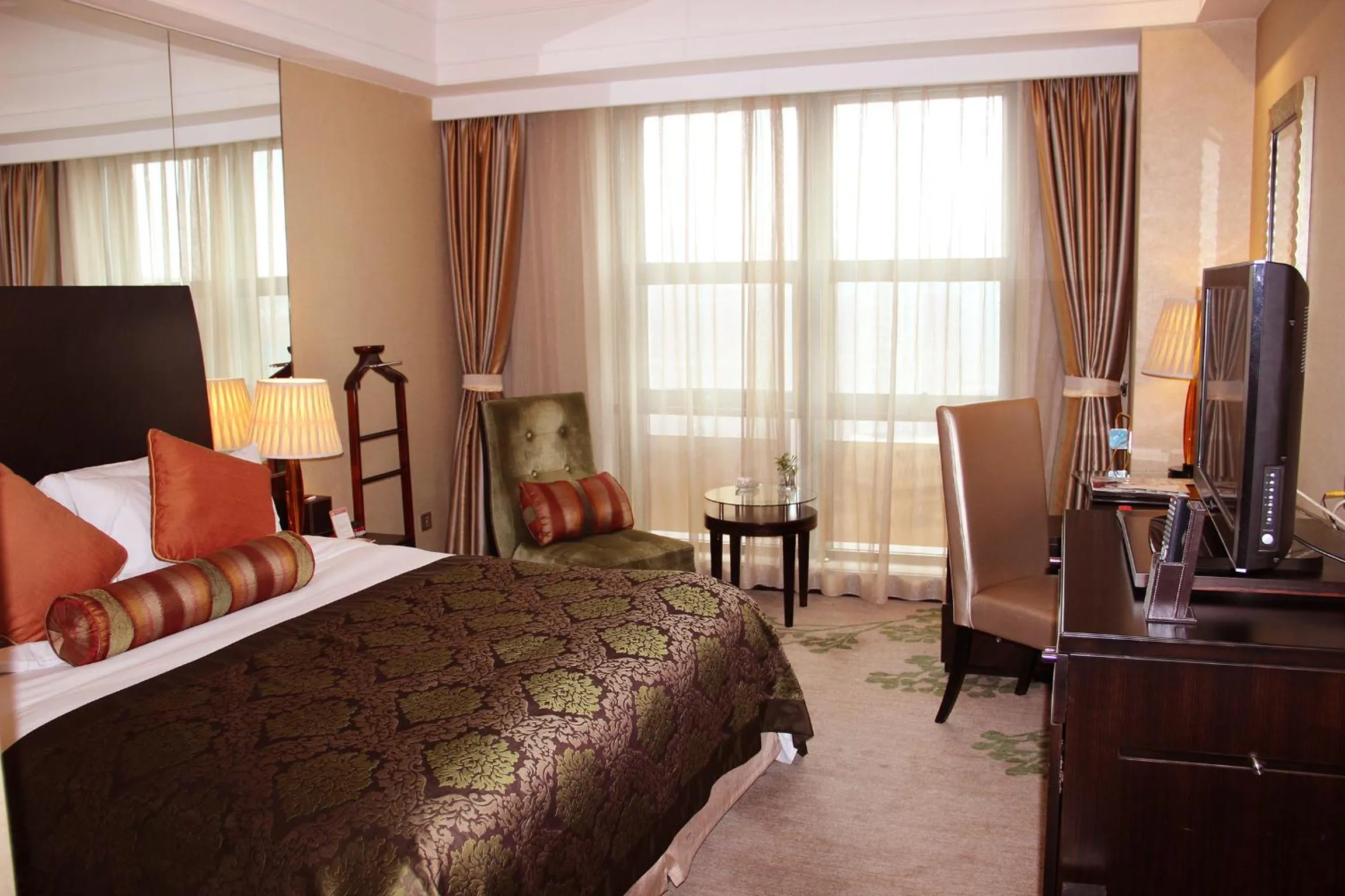 Bedroom, Bed in Merry Hotel Shanghai (Former Rendezvous Merry Hotel Shanghai)