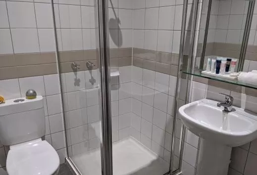 Bathroom in Tolarno Hotel