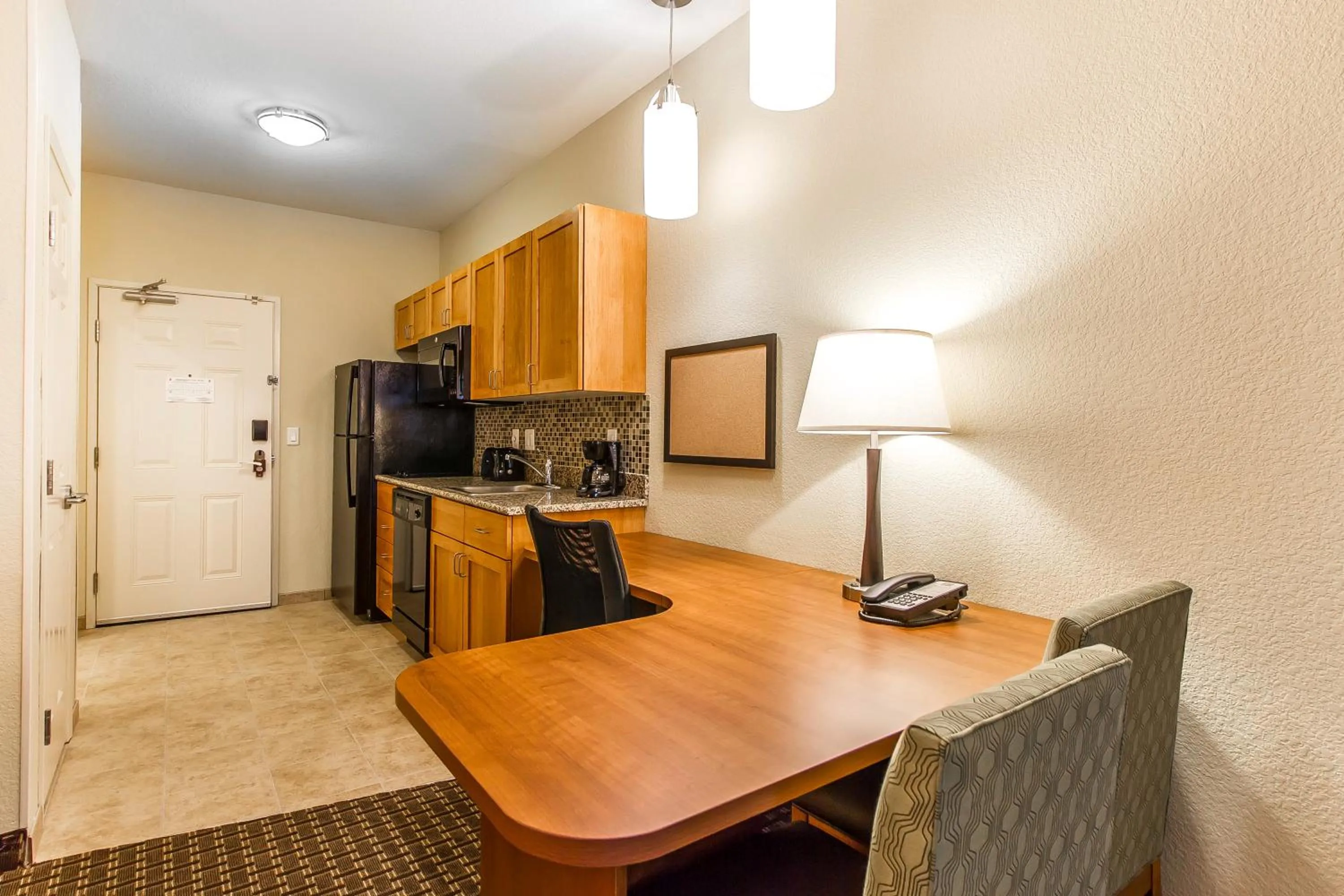 Kitchen or kitchenette in MainStay Suites Stanley