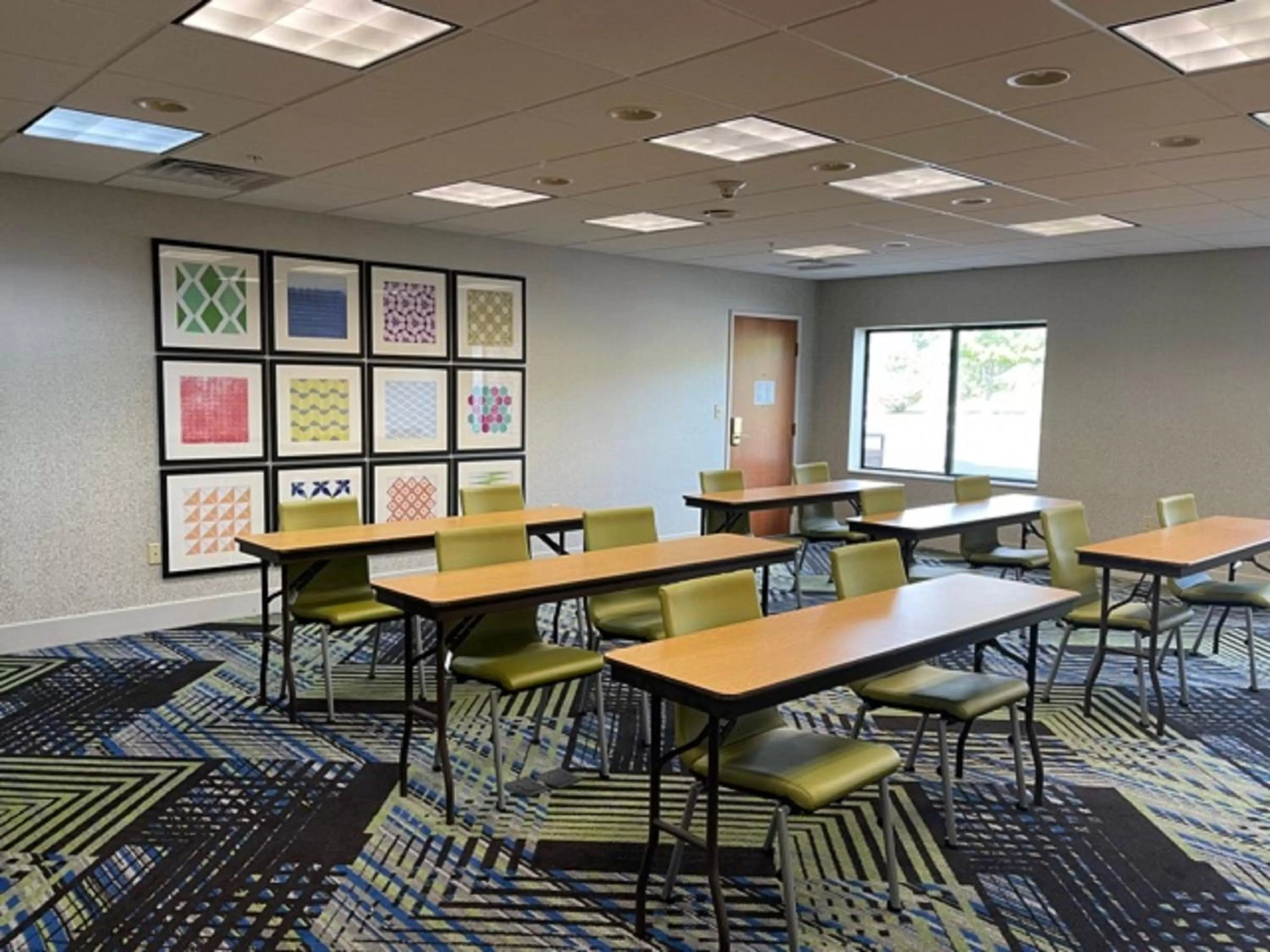 Meeting/conference room in Holiday Inn Express Hotel & Suites Lewisburg by IHG