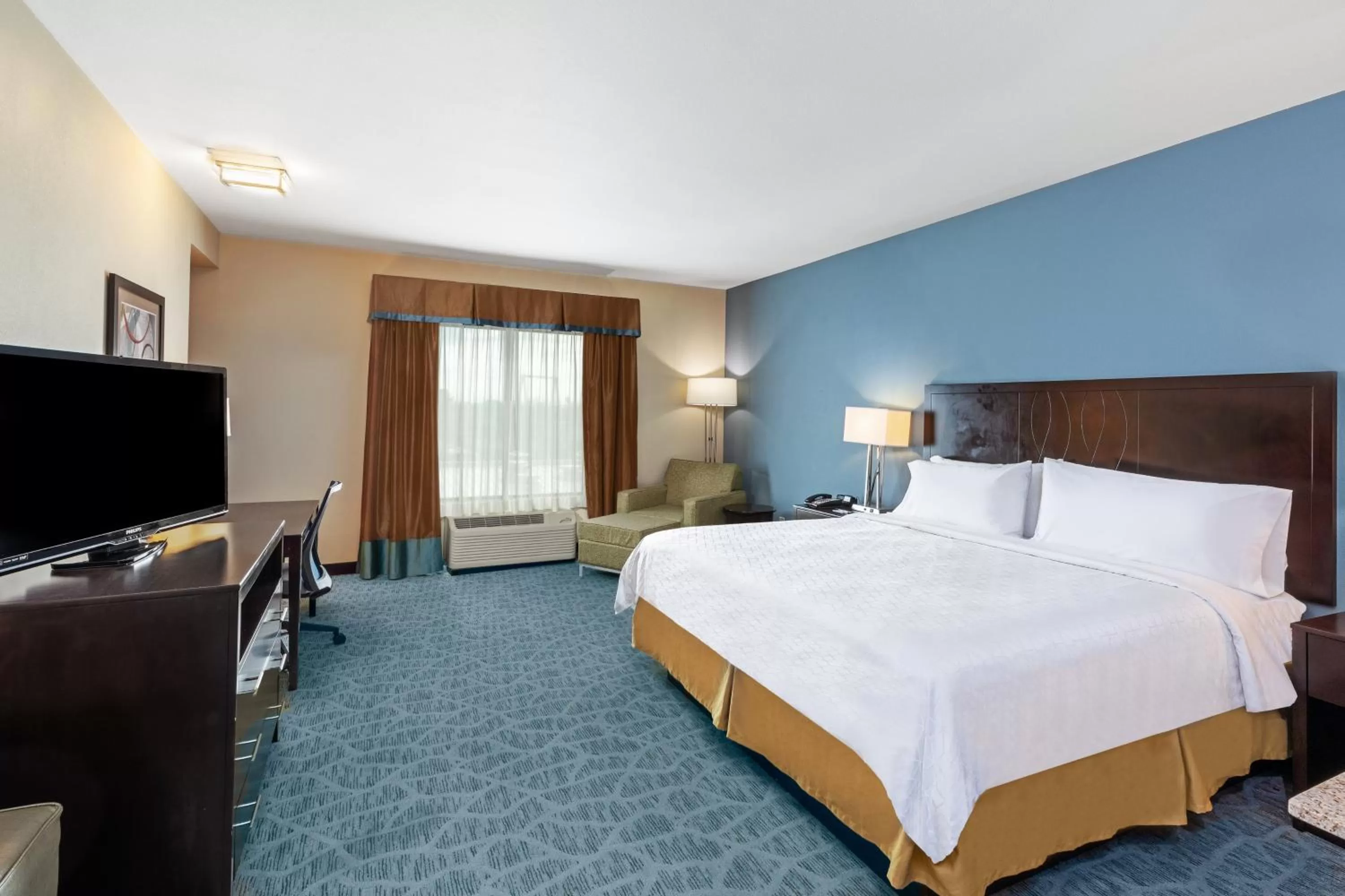 Photo of the whole room, Bed in Holiday Inn Express Hotel & Suites Floresville by IHG