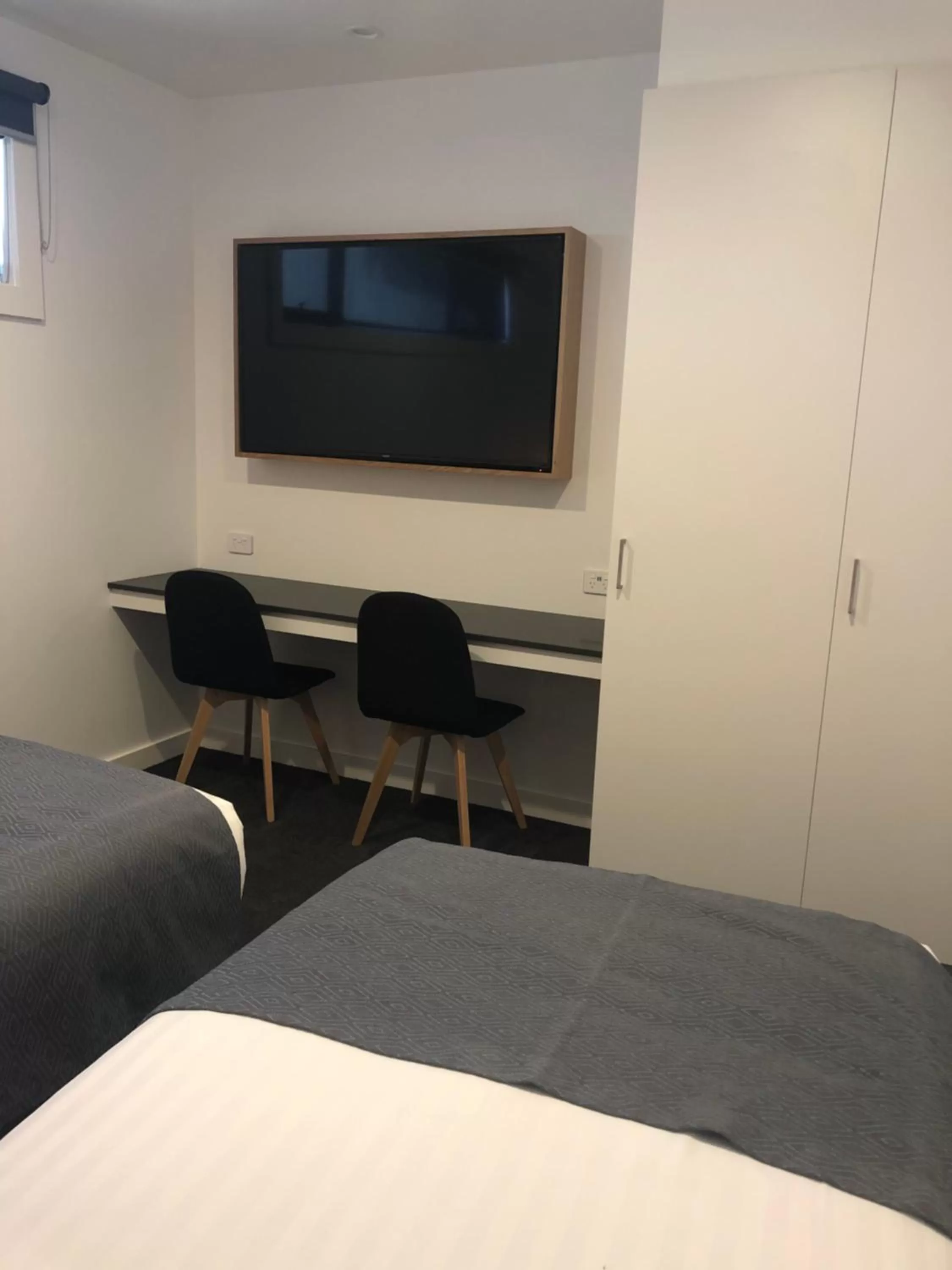 Bedroom, Bed in Bright Colonial Motel