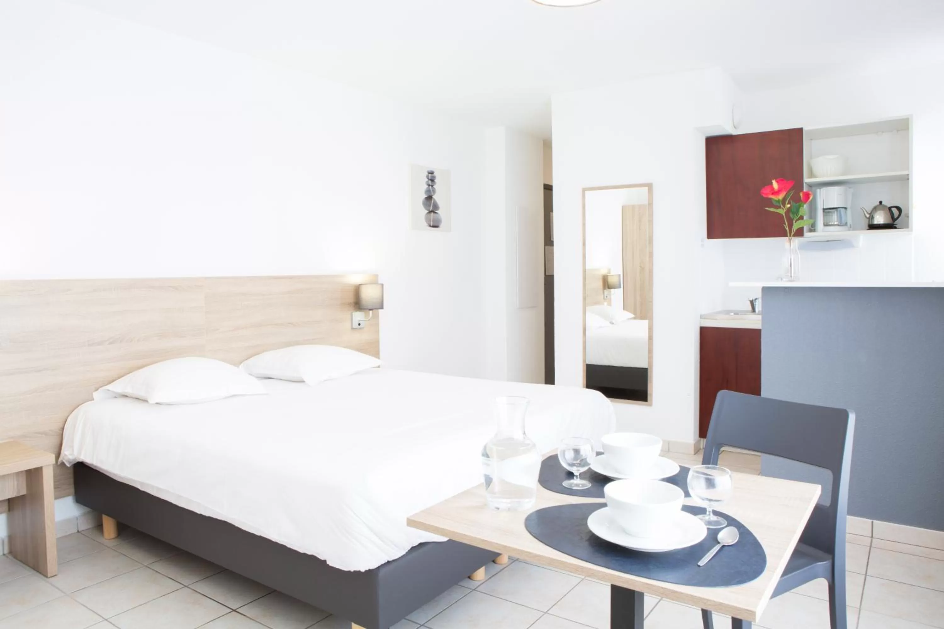 Kitchen or kitchenette, Bed in Comfort Aparthotel Divonne La Versoix