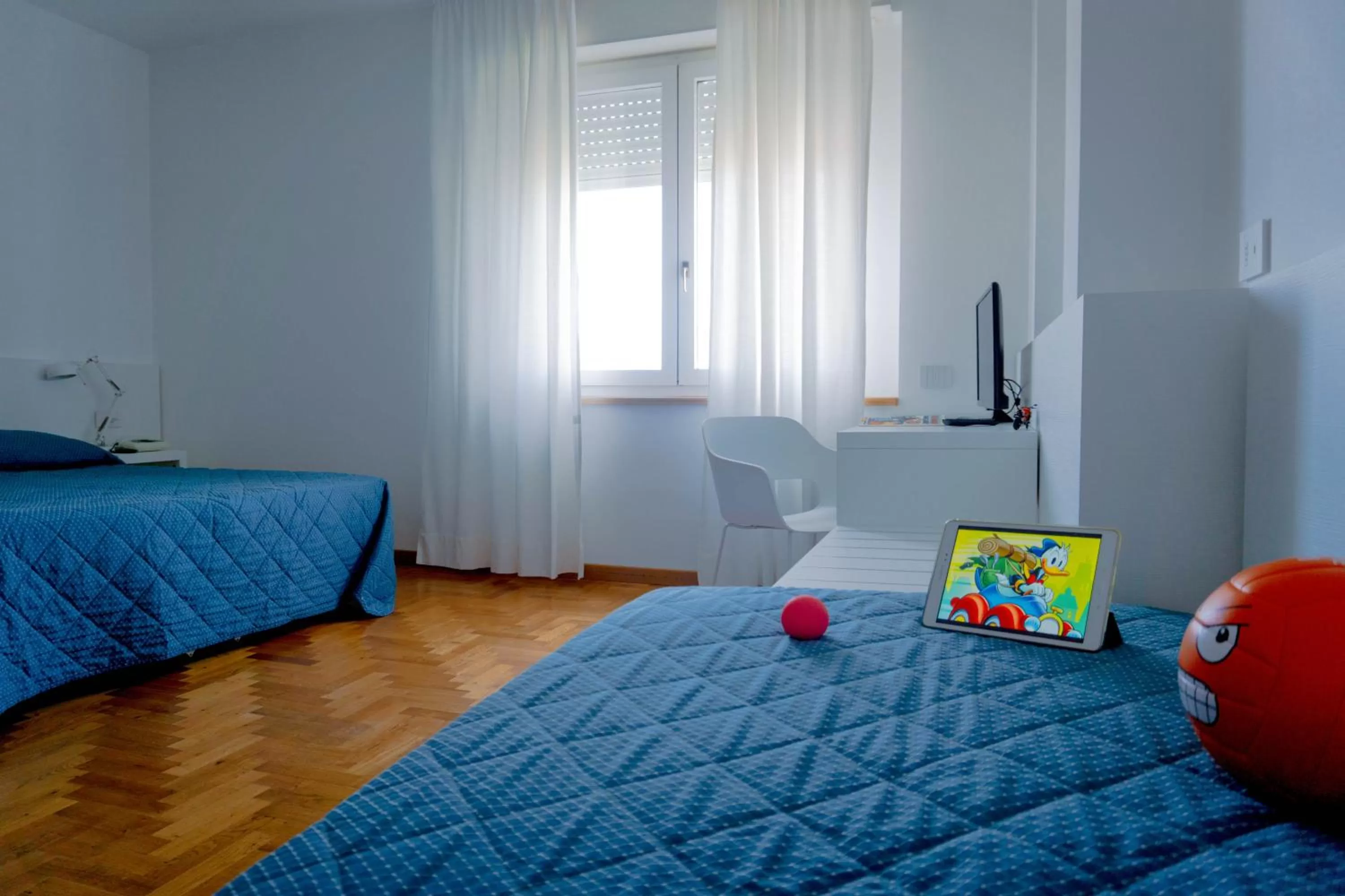 Inner courtyard view, Bed in Hotel Mistral