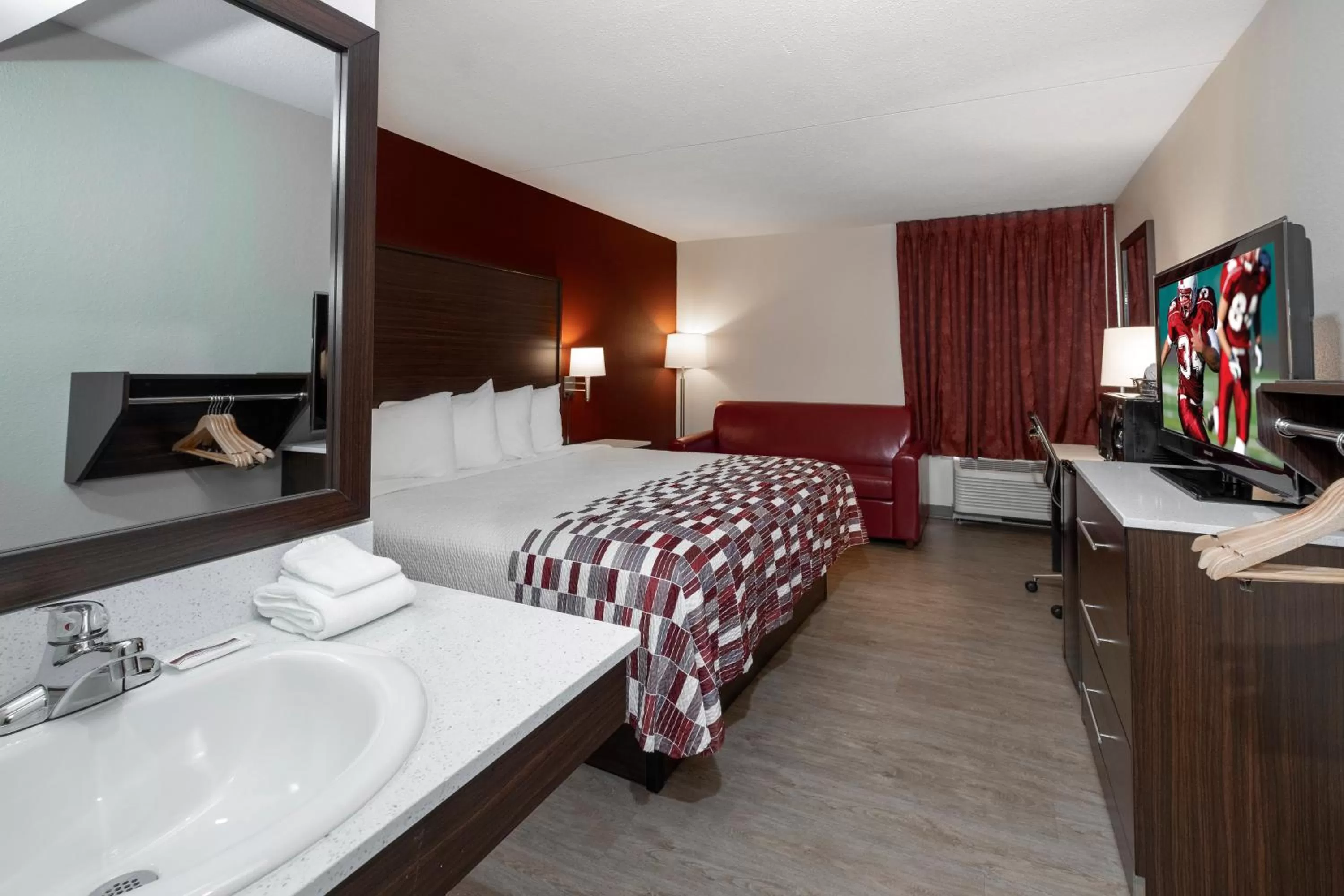 Bedroom, Bed in Red Roof Inn Leesburg, VA