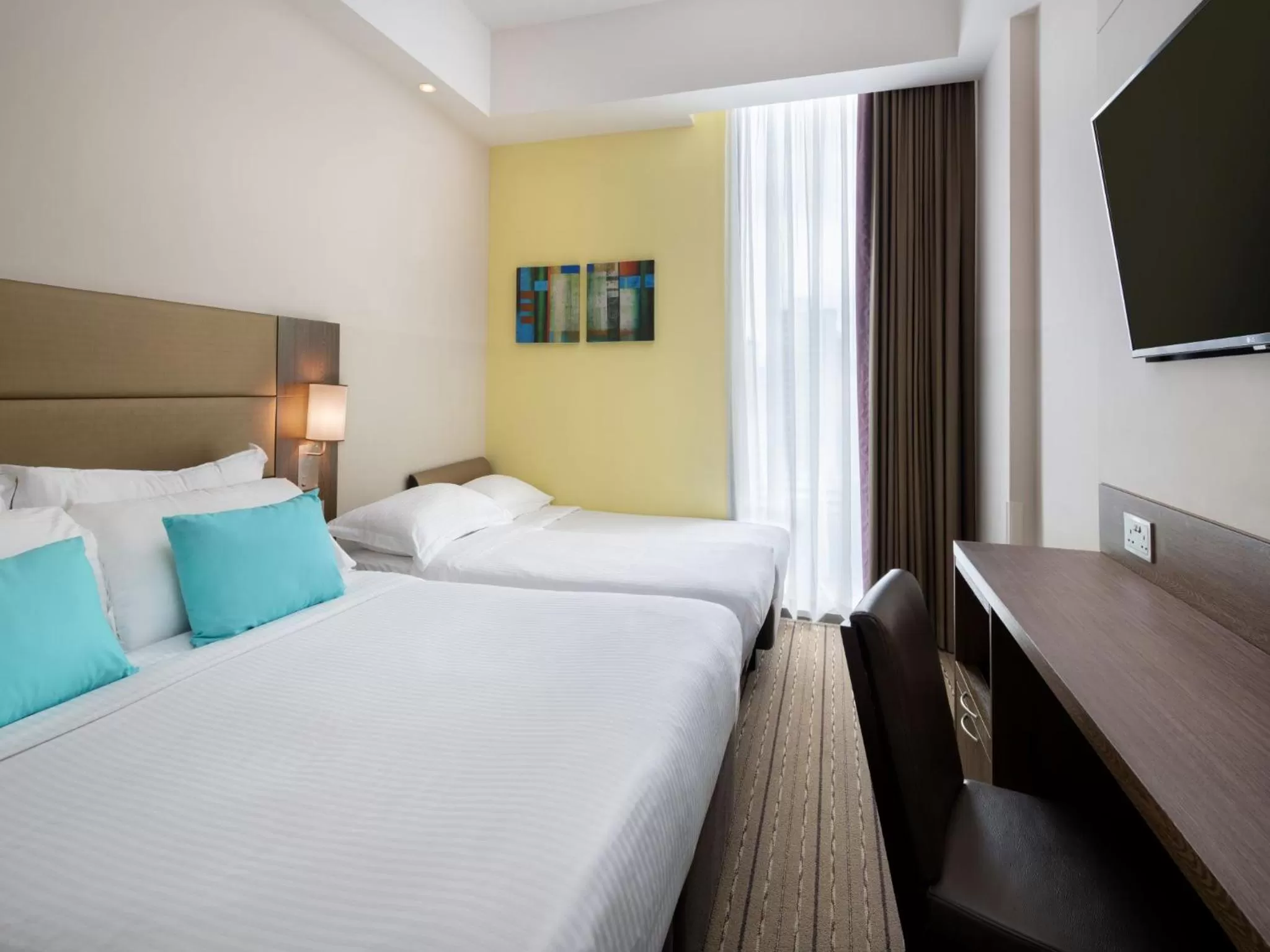 Bed in Hotel Traveltine Downtown Singapore, Trademark Collection