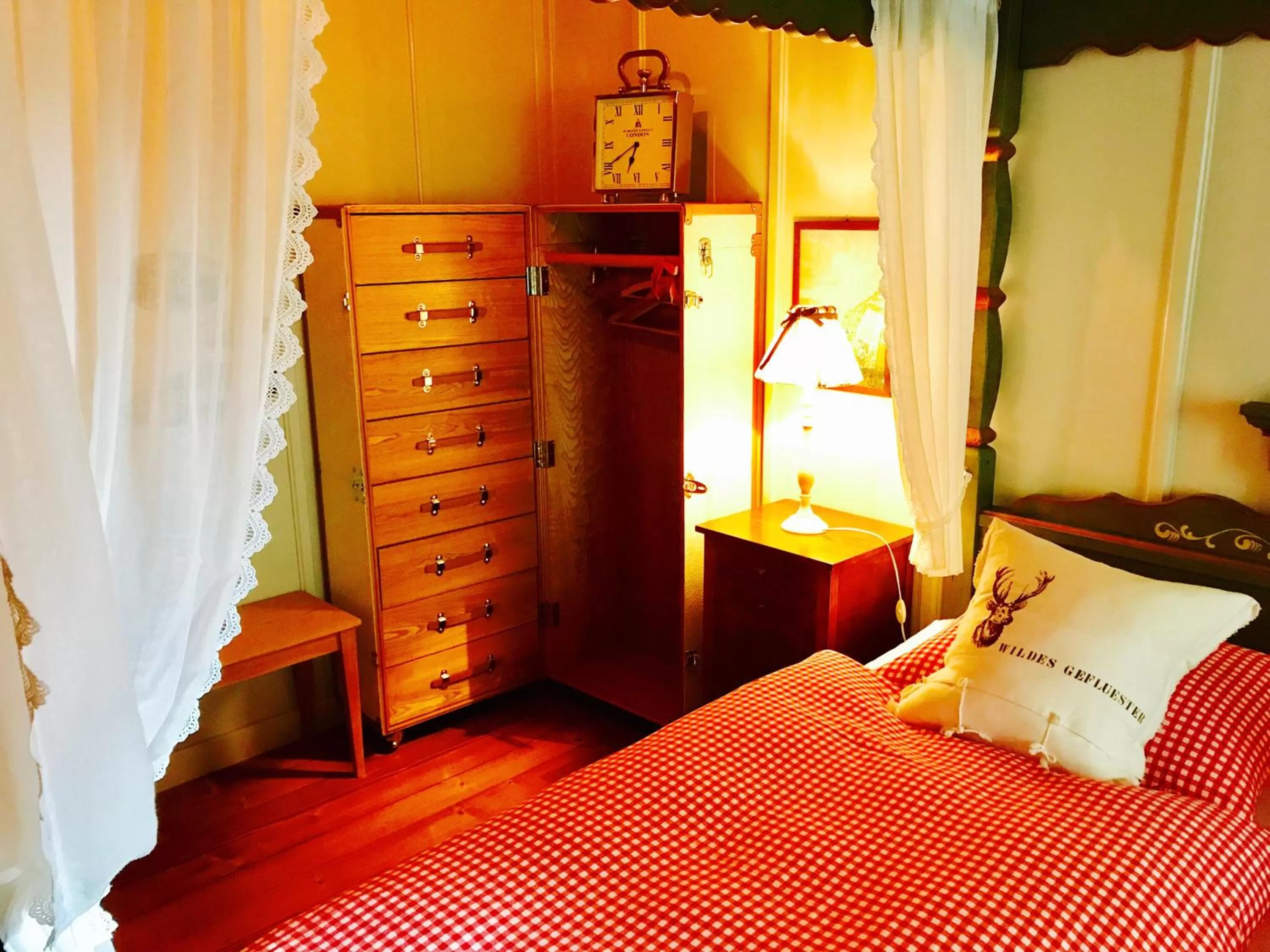 Bedroom, Bed in Auberge de l'Assesseur - Mont-Soleil