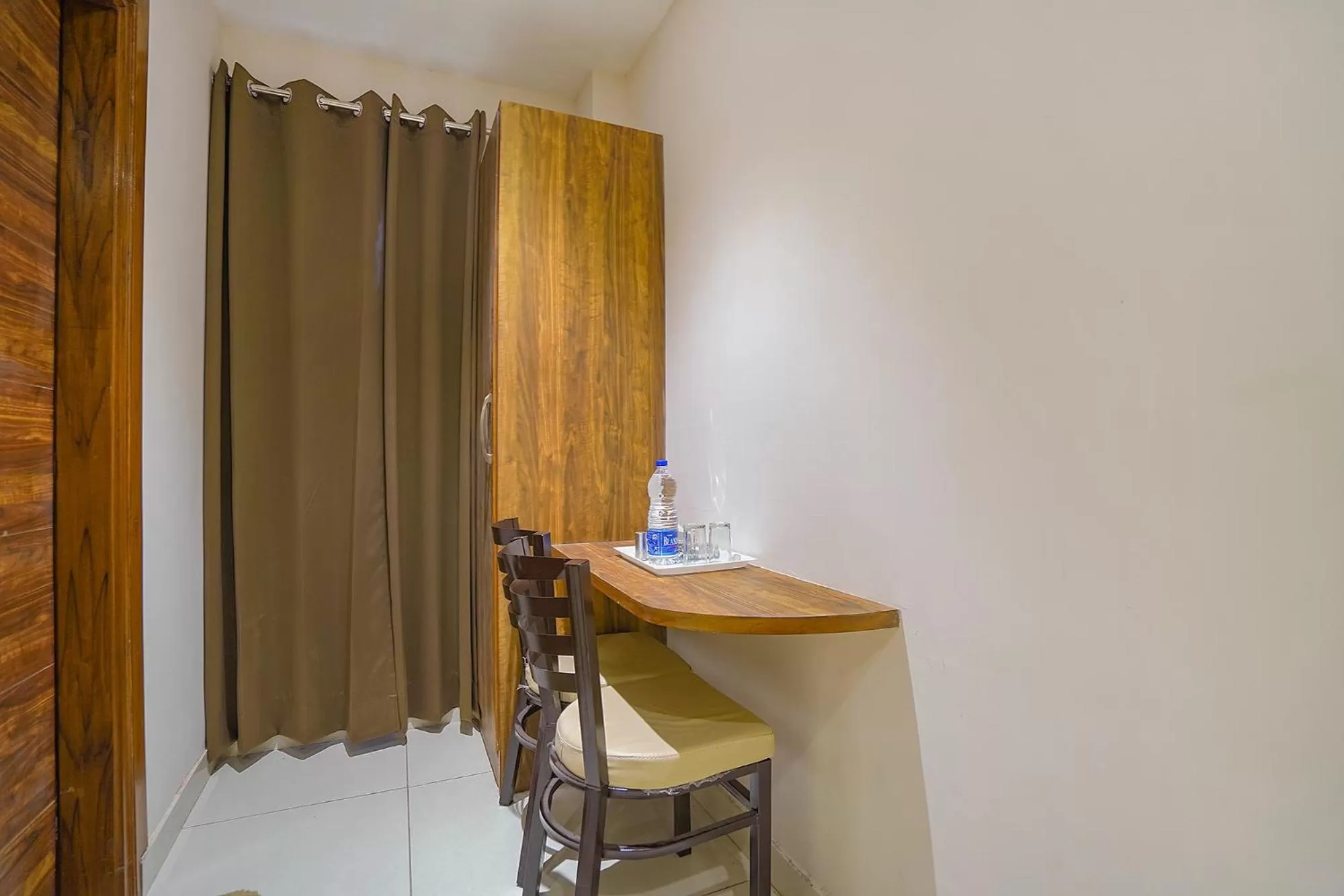 Dining area, TV/Entertainment Center in FabHotel HC Mohali Inn