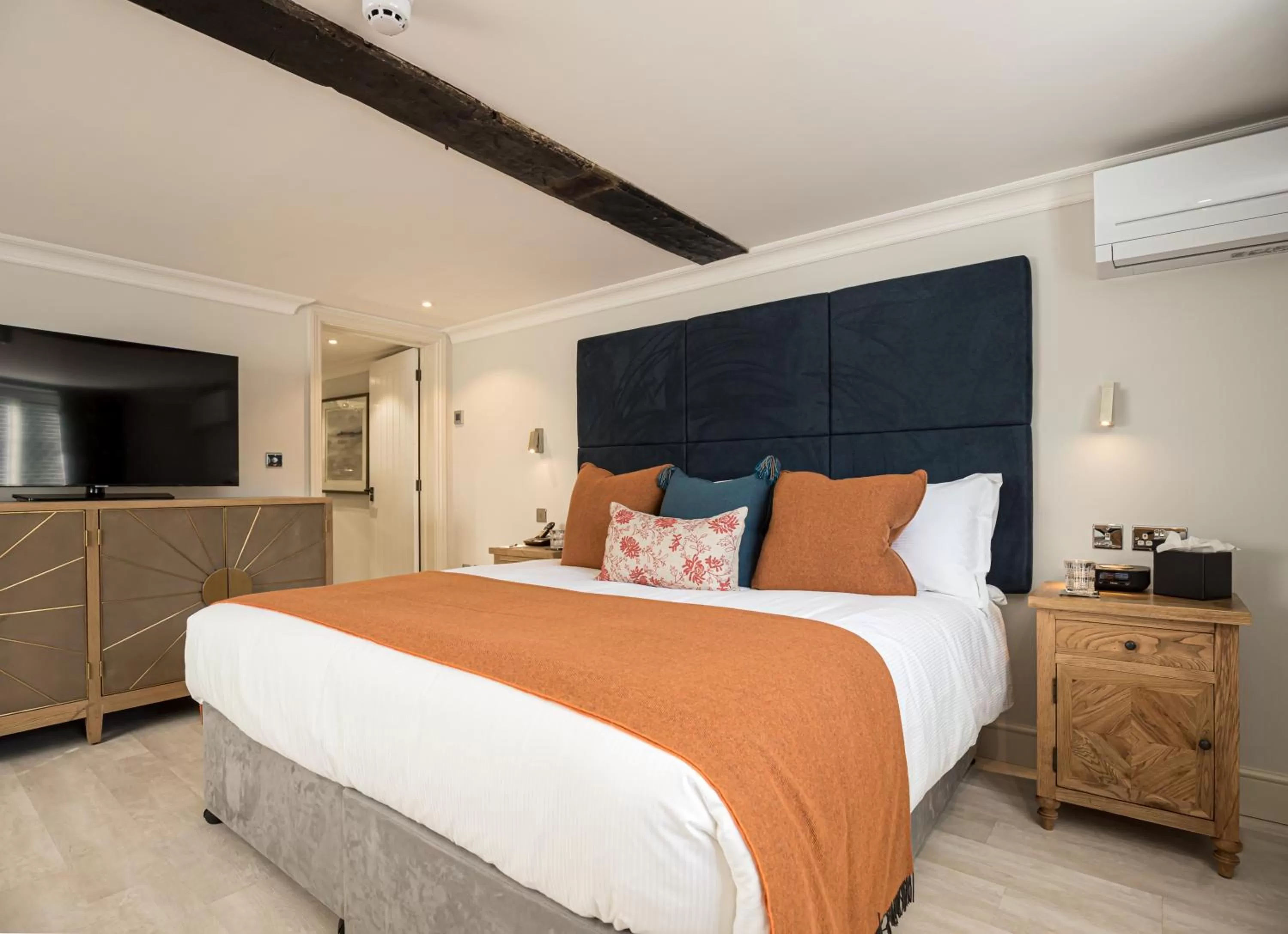 Bed in Great Fosters - Near Windsor