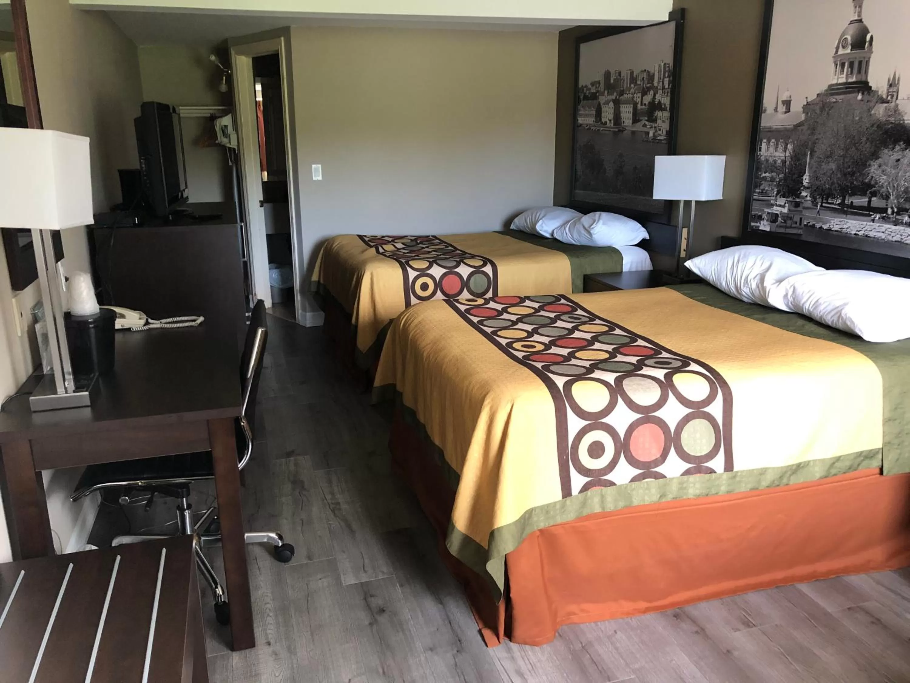 Photo of the whole room, Bed in Super 8 by Wyndham Kingston