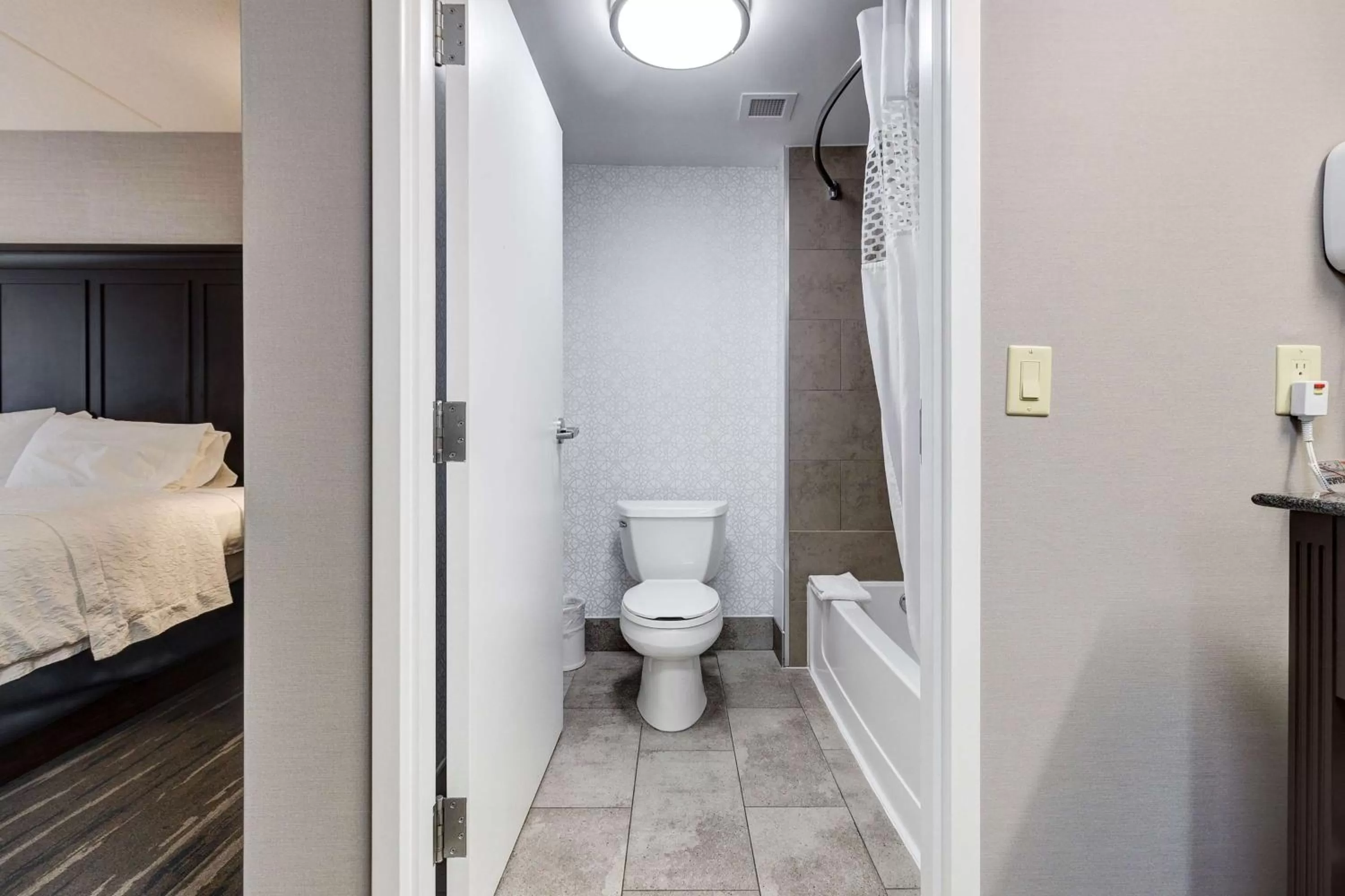 Bathroom, Bed in Hampton Inn & Suites by Hilton Brantford