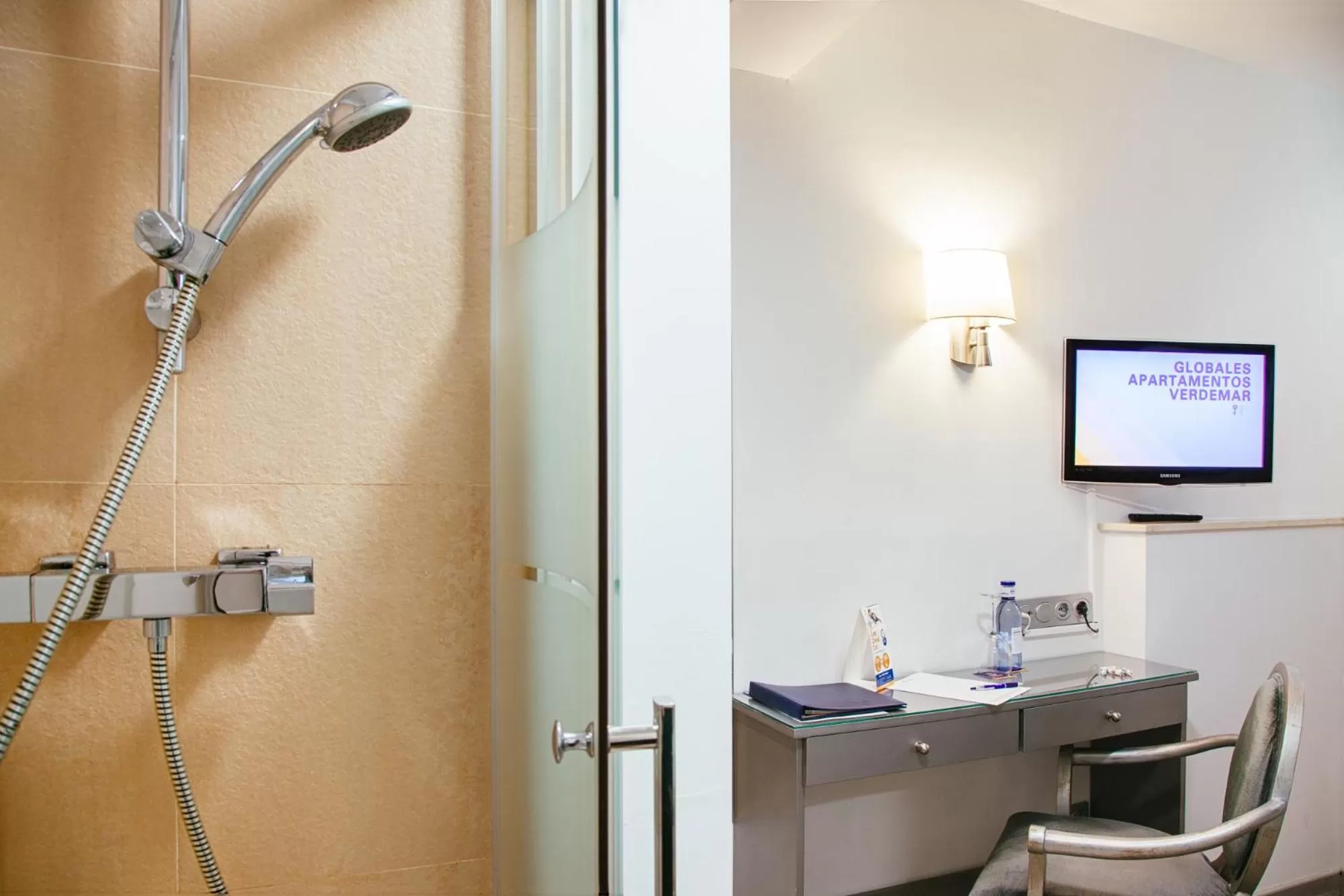 Shower in Globales Acis y Galatea