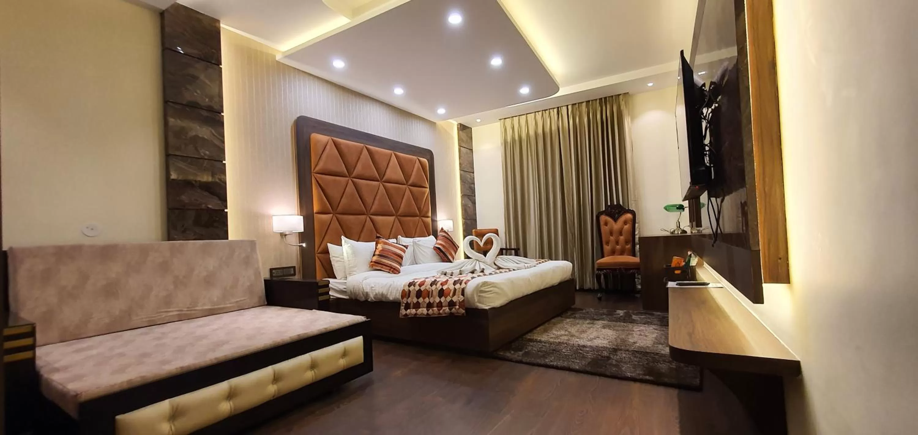 Bed in Hotel Makhan Residency