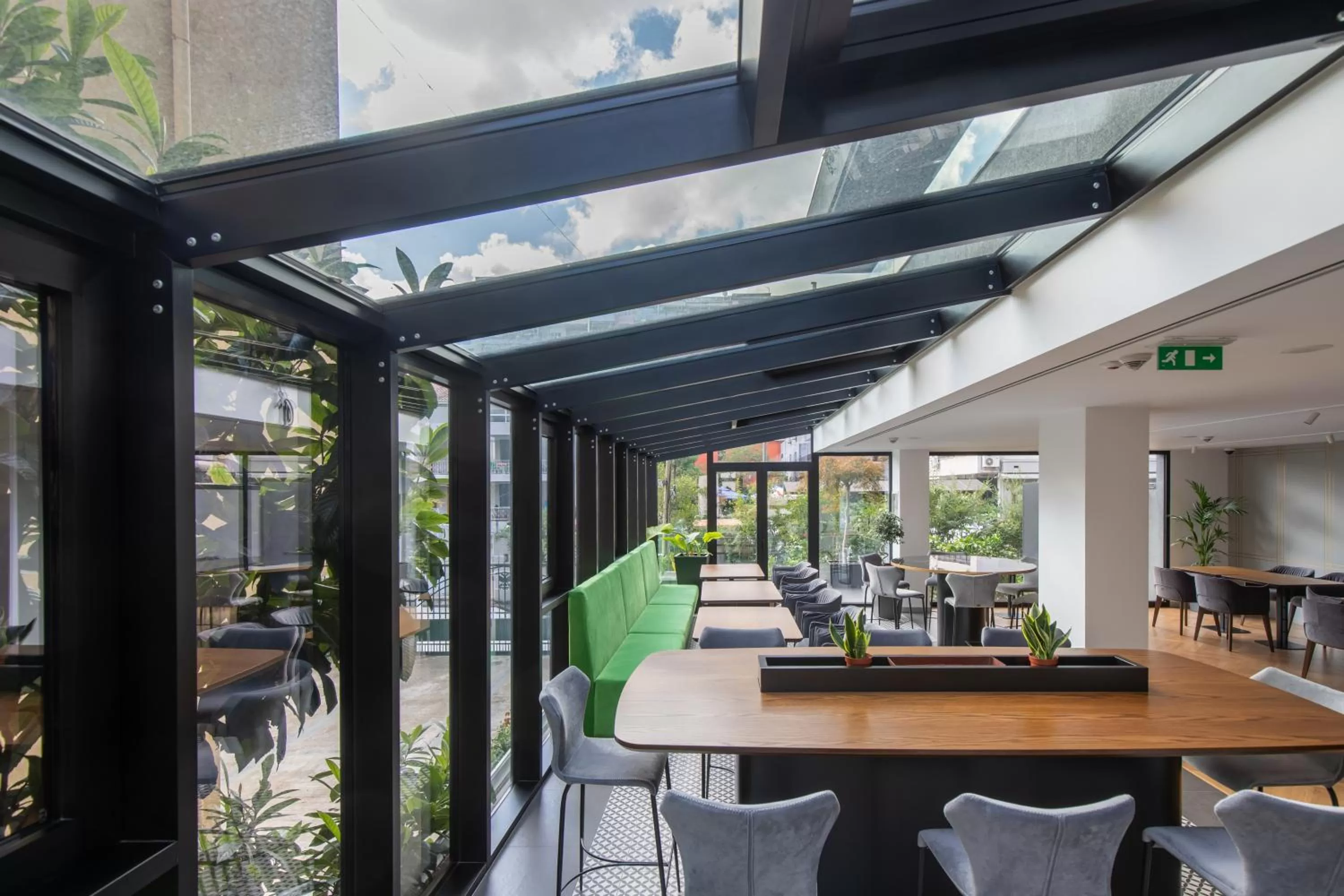 Restaurant/places to eat in Moncafe Boutique Hotel & SPA Tirana