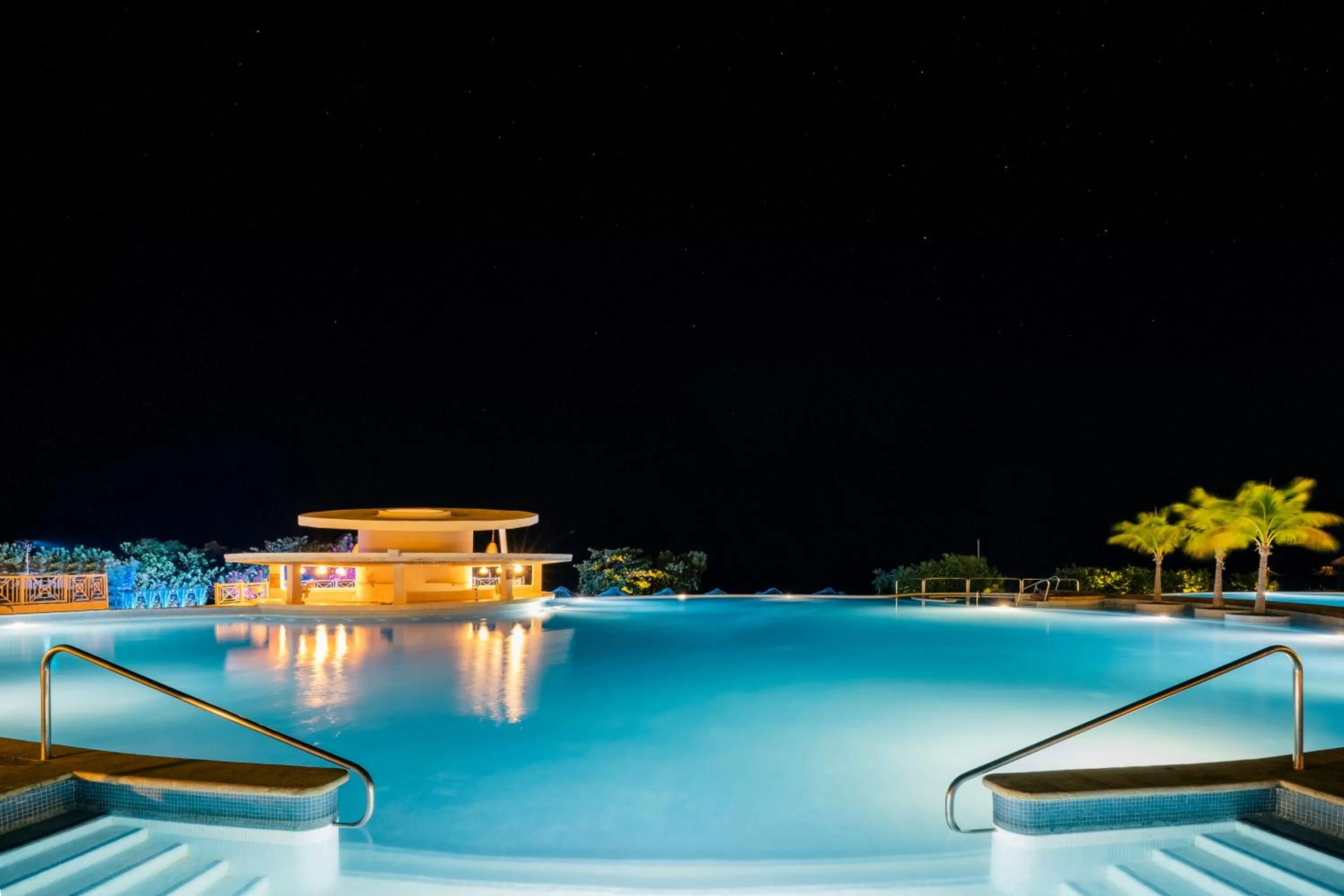 Swimming pool in Iberostar Waves Rose Hall Beach - All Inclusive