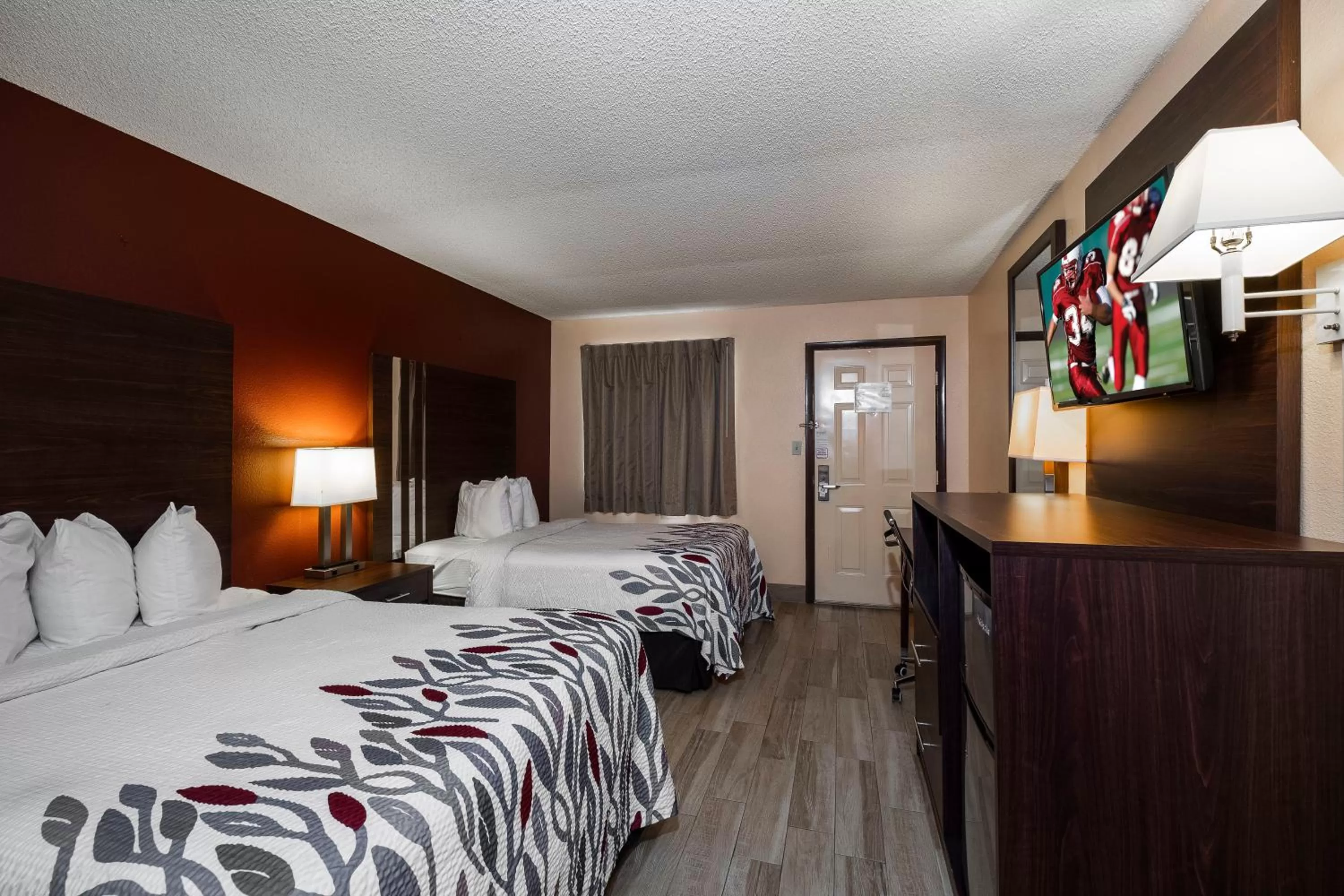 Photo of the whole room, Bed in Red Roof Inn Valdosta - University