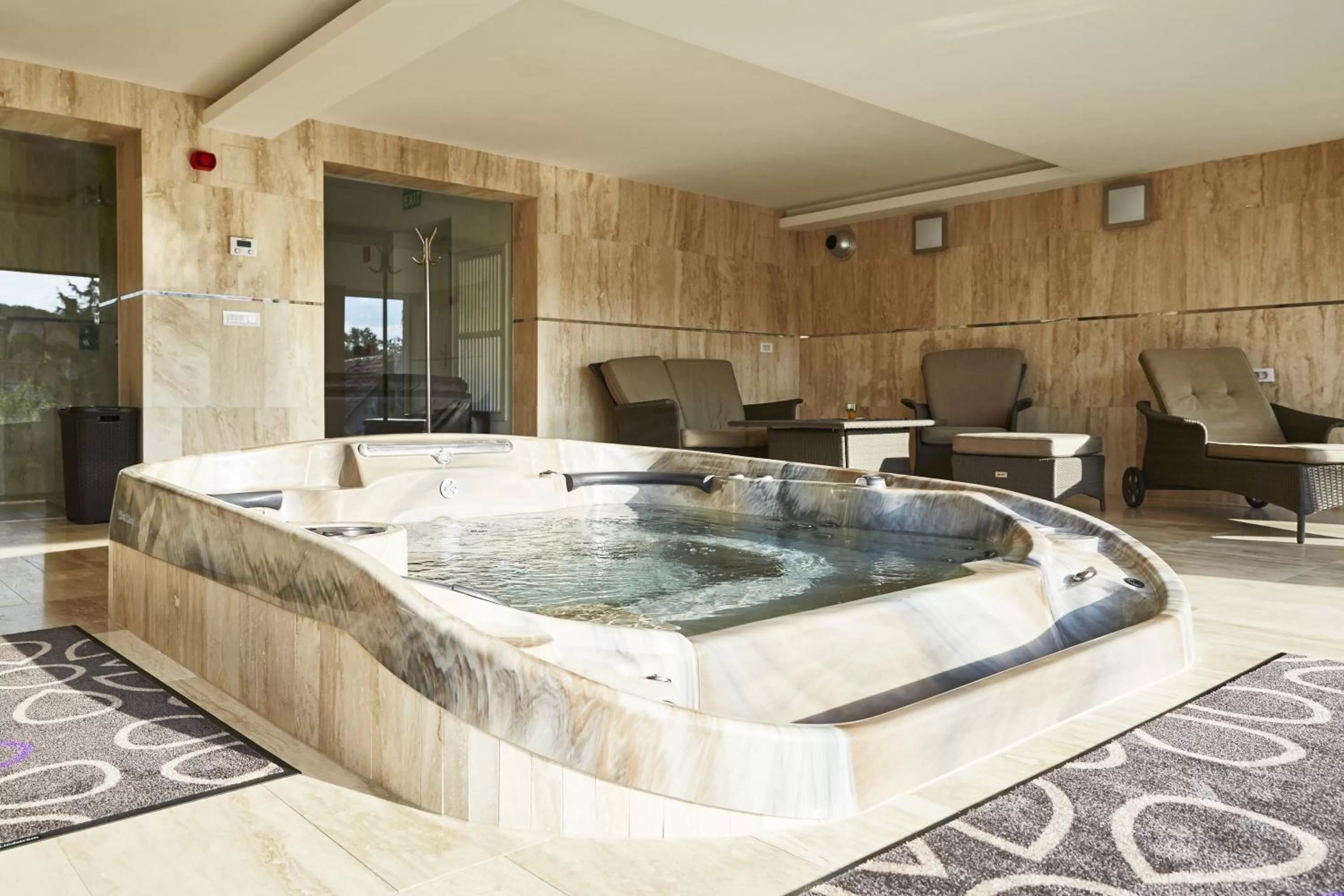 Hot Tub in Botrytis Borhotel