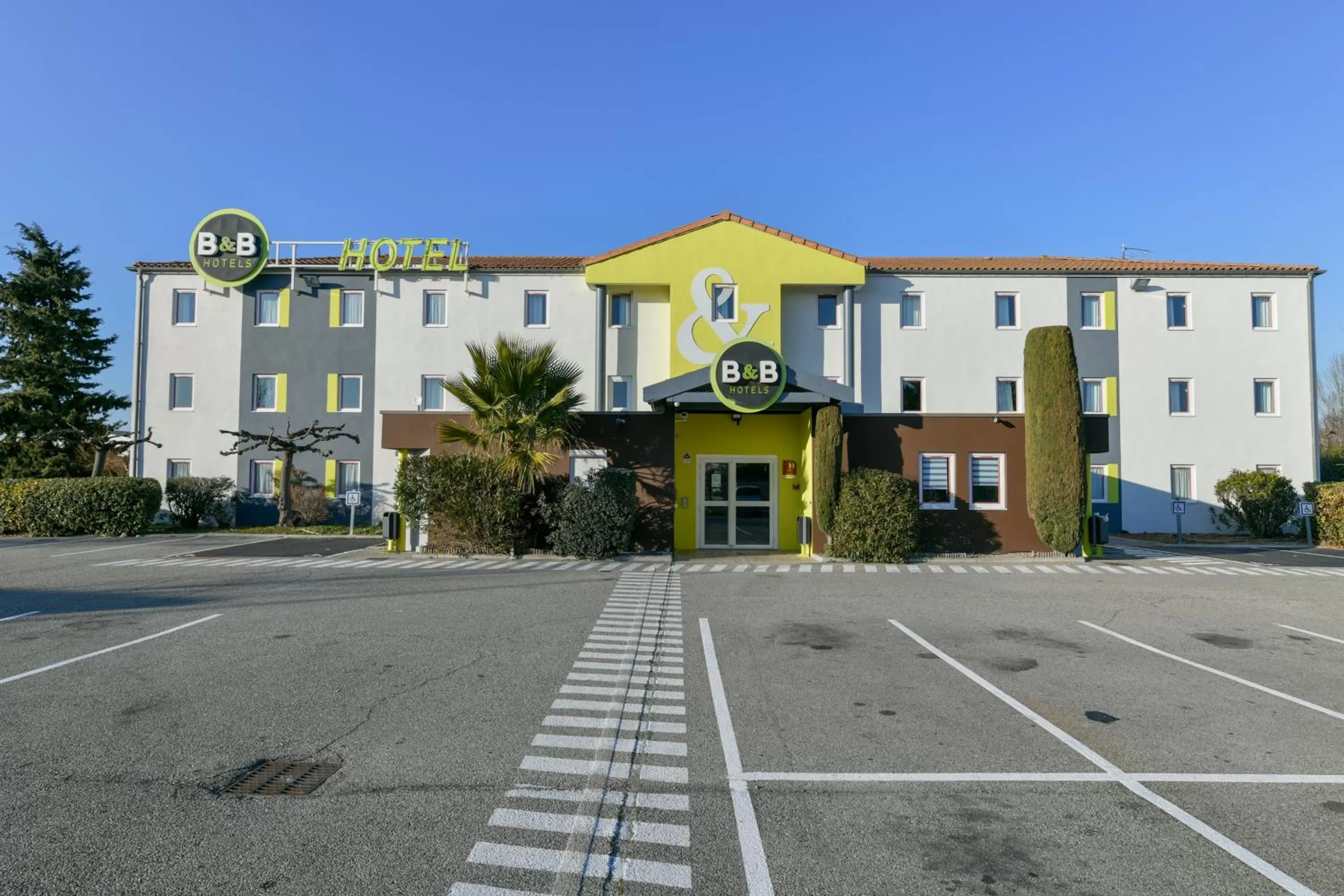 Facade/entrance in B&B HOTEL Avignon 2