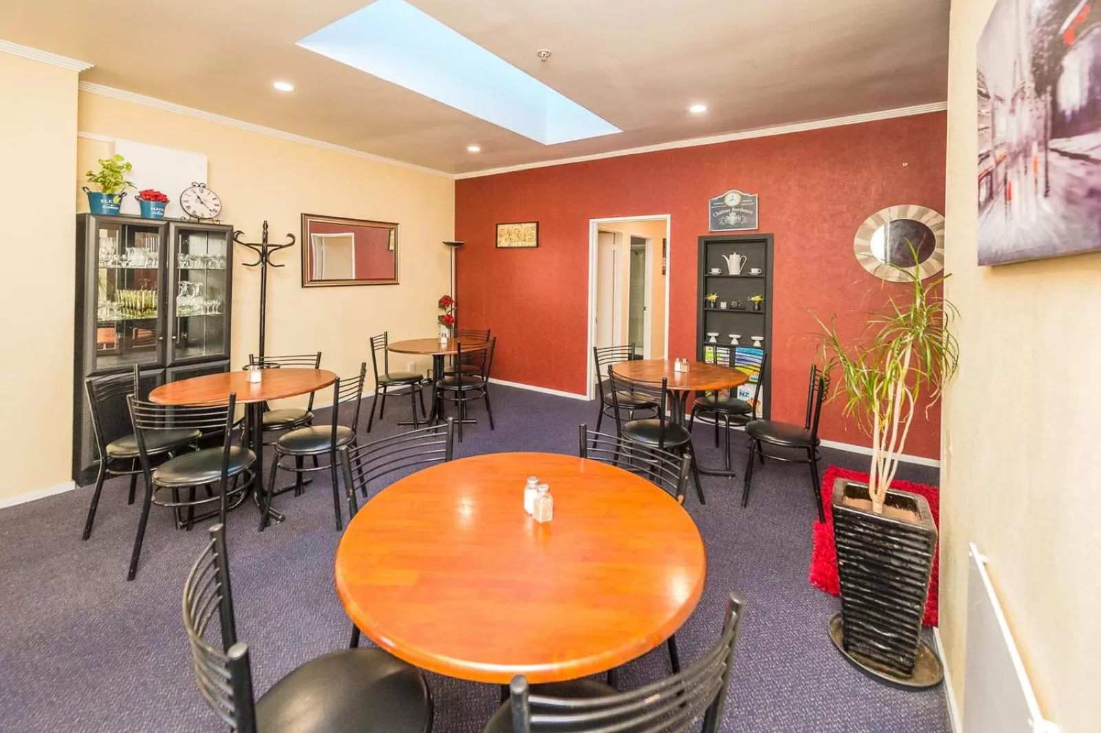 Restaurant/Places to Eat in Anndion Motel