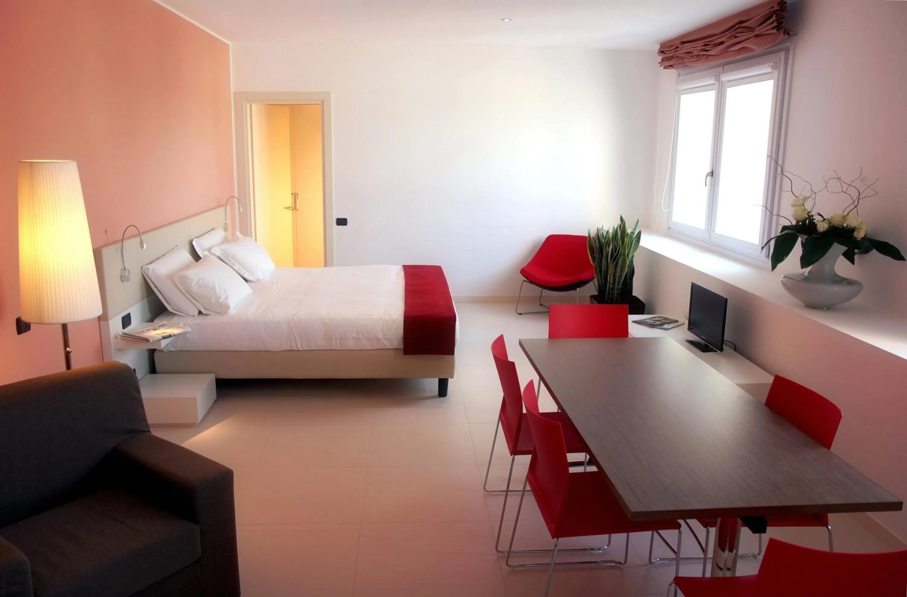 Shower, Bed in UNA HOTELS Le Terrazze Treviso Hotel & Residence