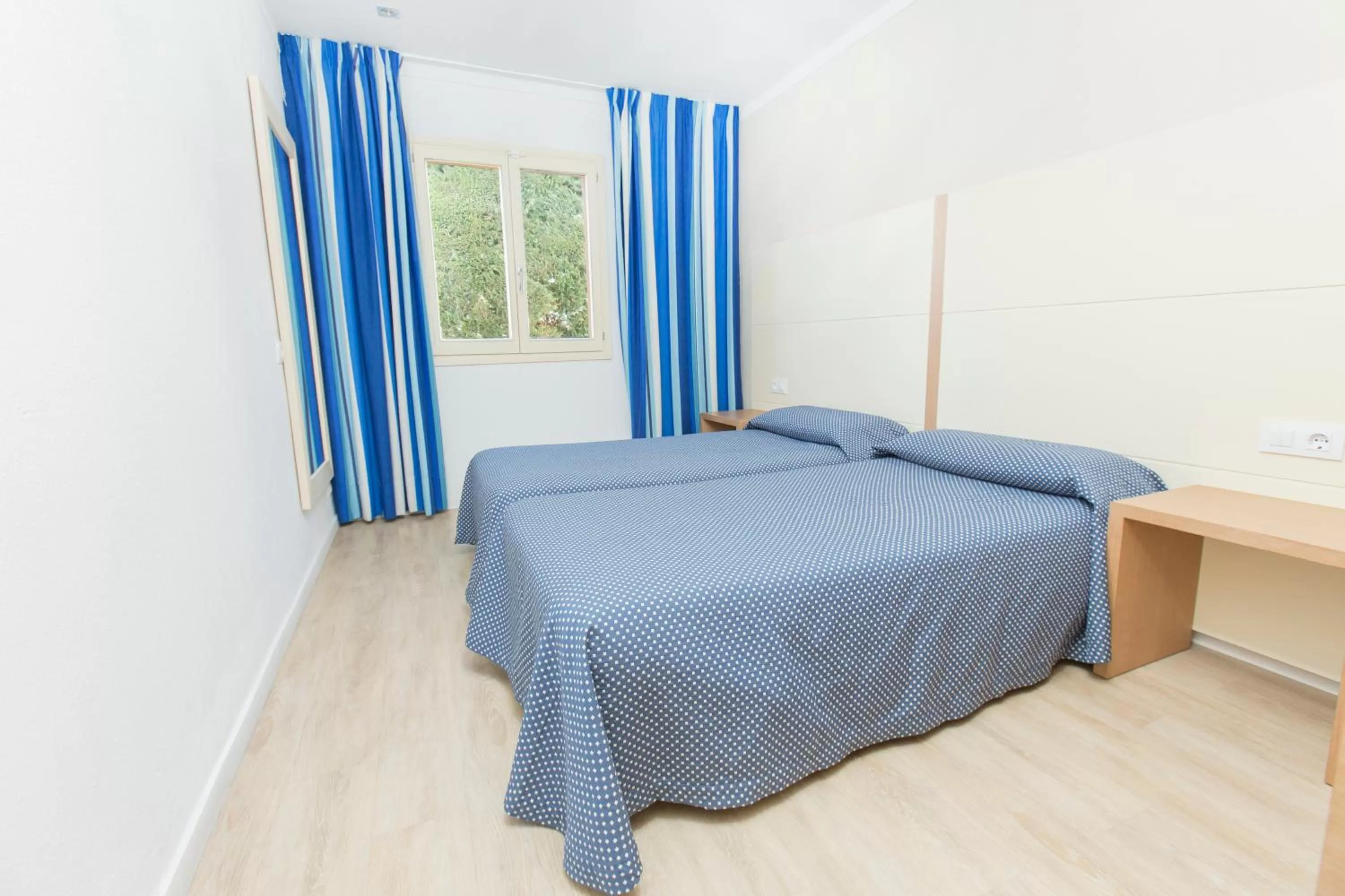 Bedroom, Bed in Aparthotel Flora