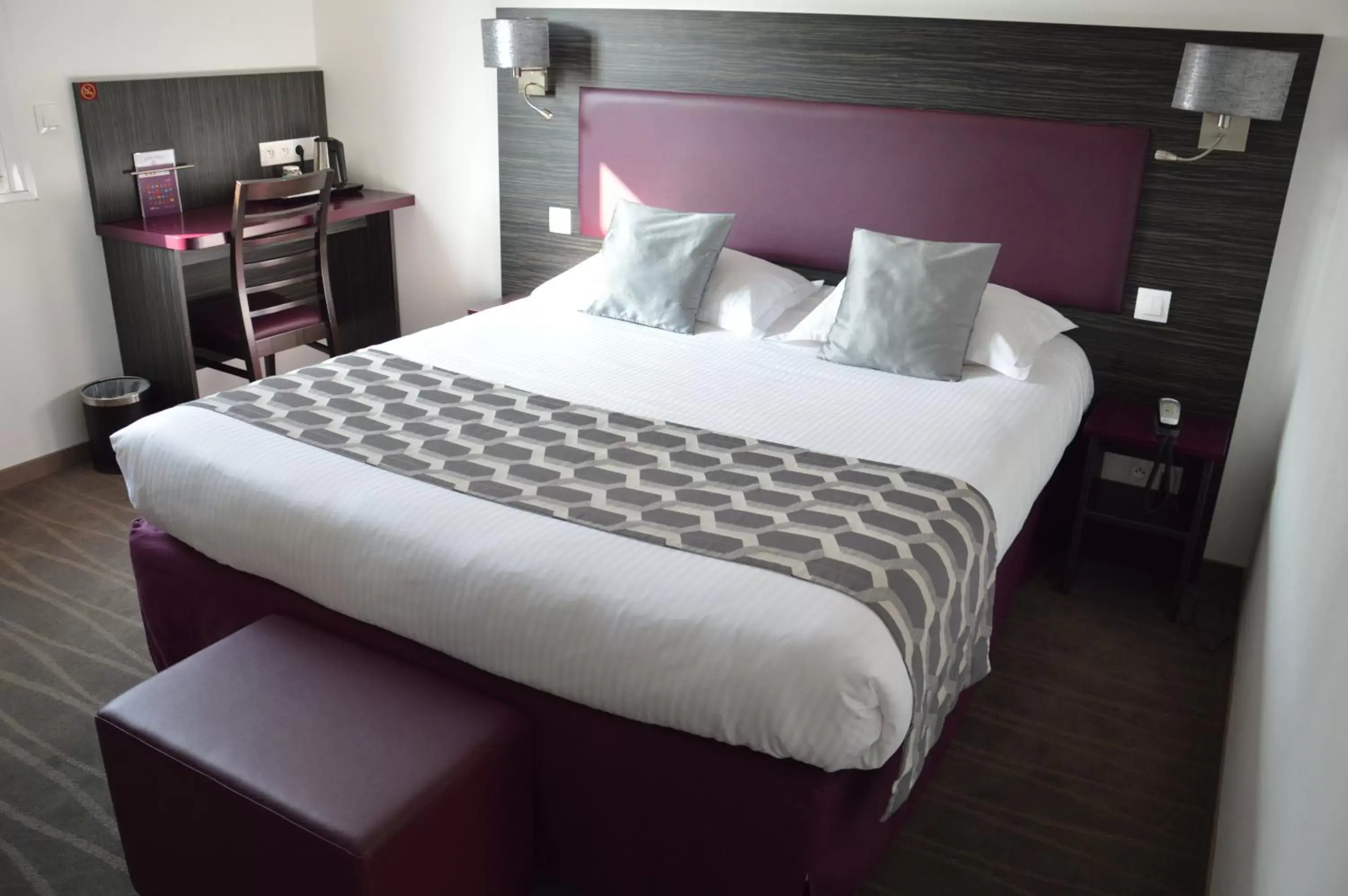 Privilege Double Room with Park View in The Originals City Hôtel, Aéroport Beauvais (ex: Inter-Hotel) Privilege Double Room with Park View in The Originals City Hôtel, Aéroport Beauvais (ex: Inter-Hotel)