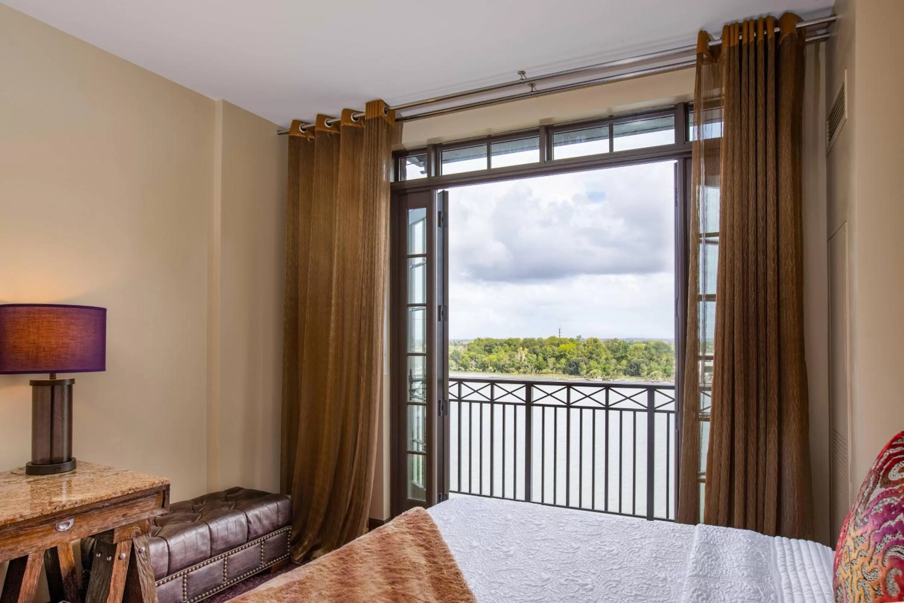 Photo of the whole room, Bed in The Bohemian Hotel Savannah Riverfront, Autograph Collection