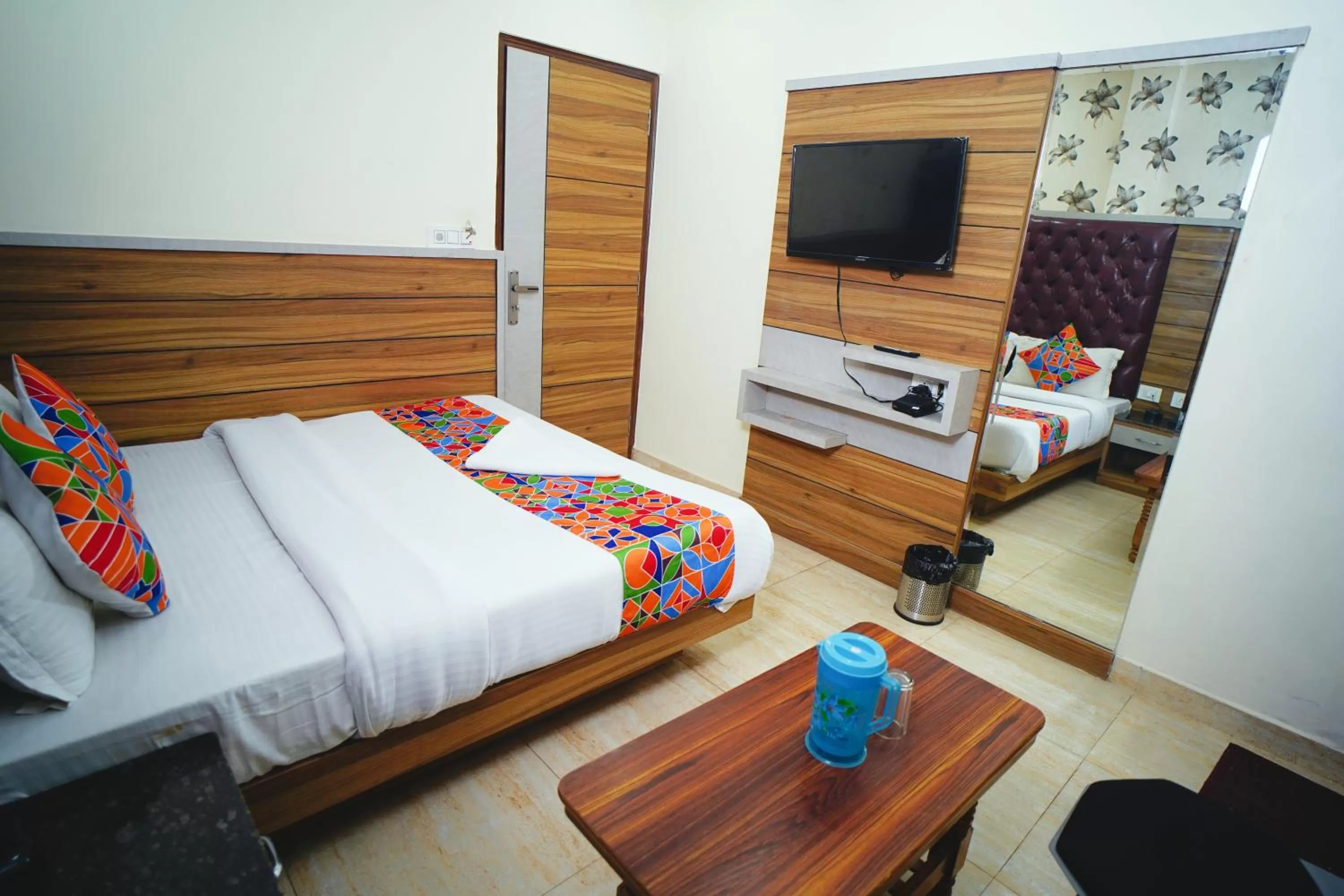 Bed, TV/Entertainment Center in Hotel Delhi Darshan Deluxe-By RSL Hospitality