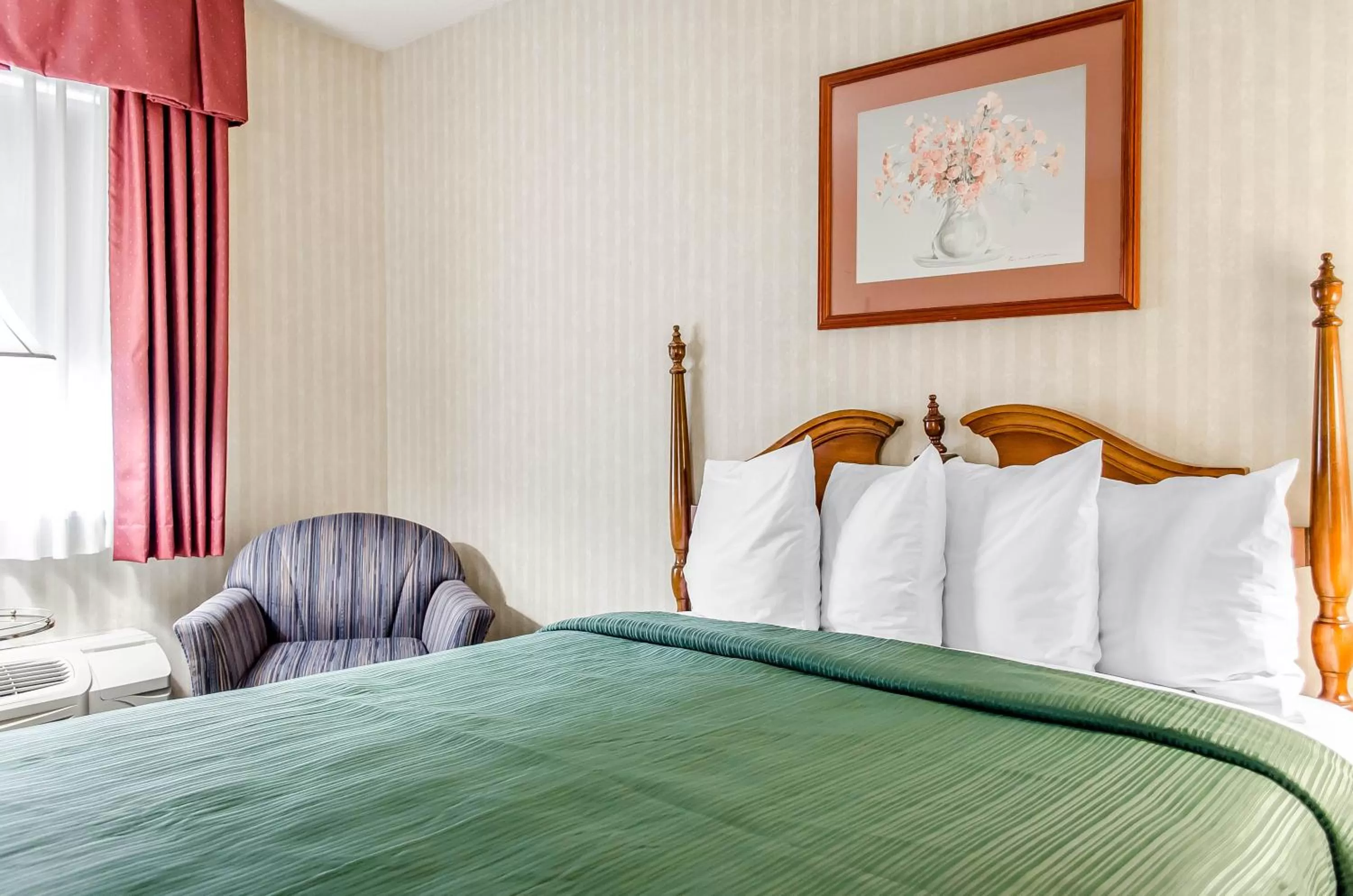 Bed in Quality Inn Gettysburg Battlefield