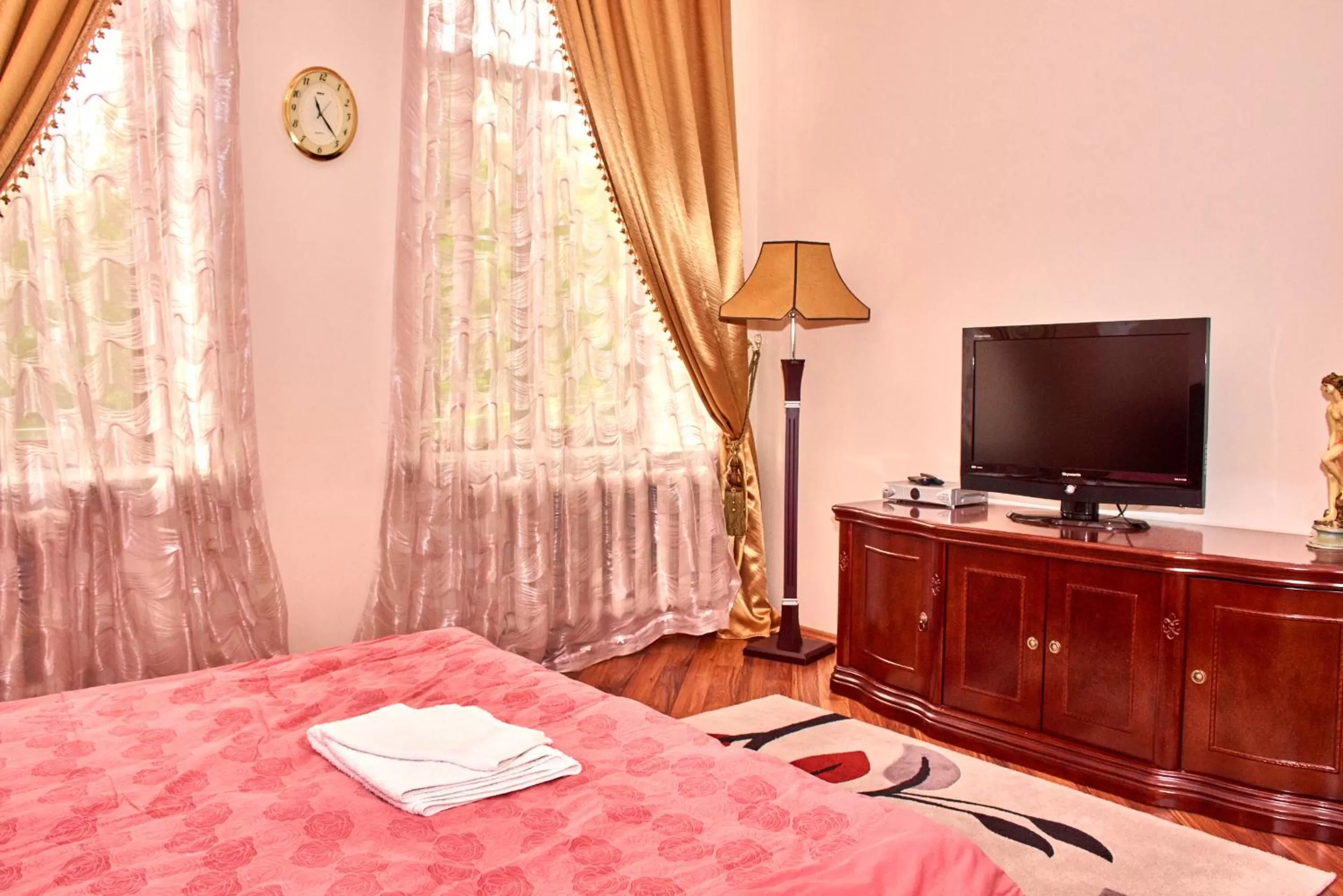 TV/Entertainment Center in Hotel Art-Seg