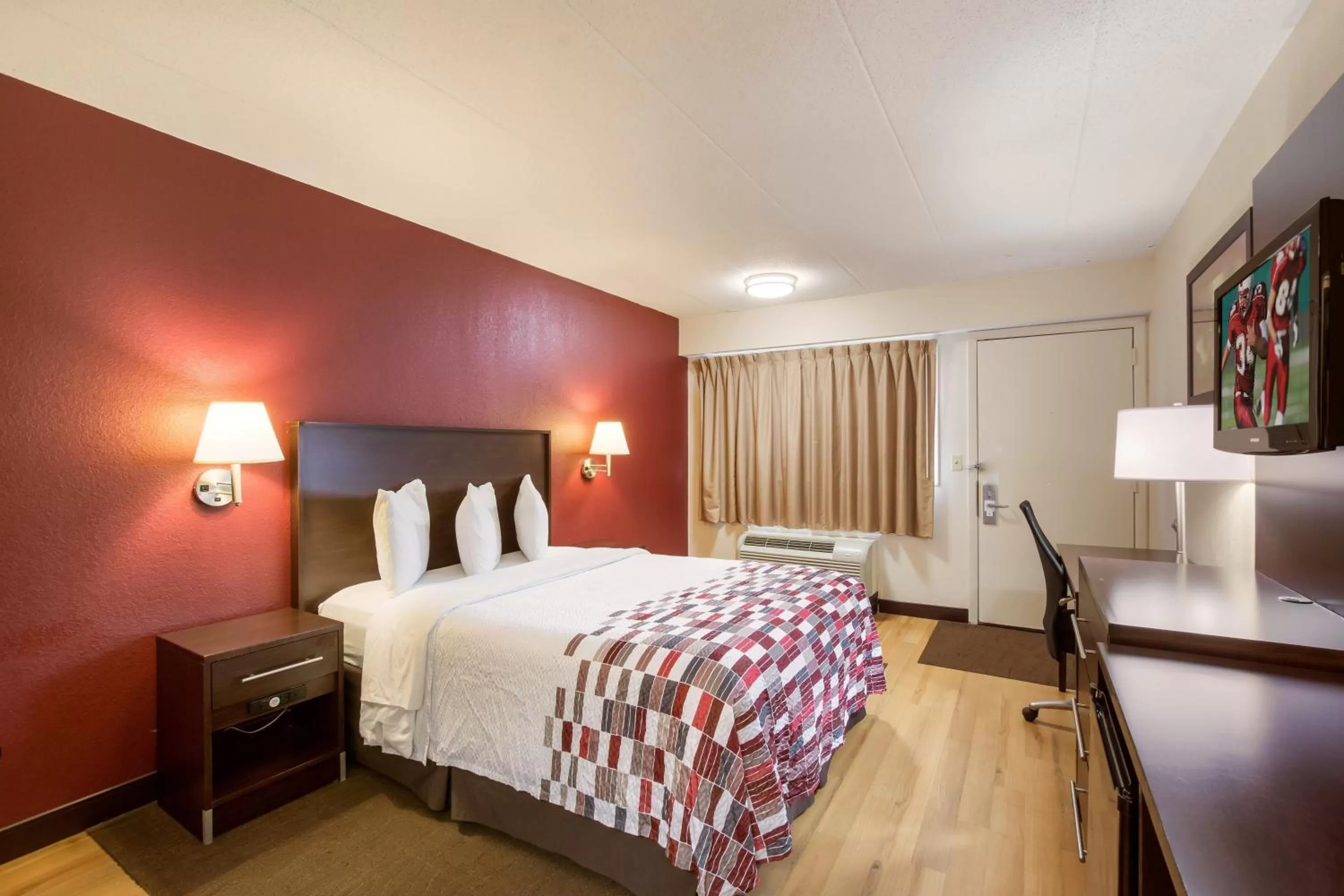 Photo of the whole room, Bed in Red Roof Inn Kalamazoo East – Expo Center