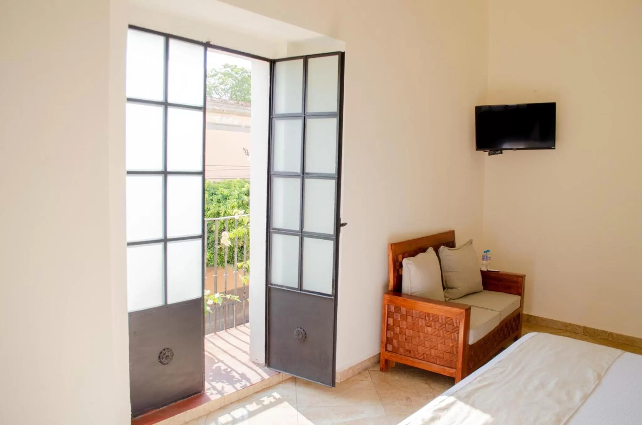 Communal lounge/ TV room, TV/Entertainment Center in Hotel Catedral