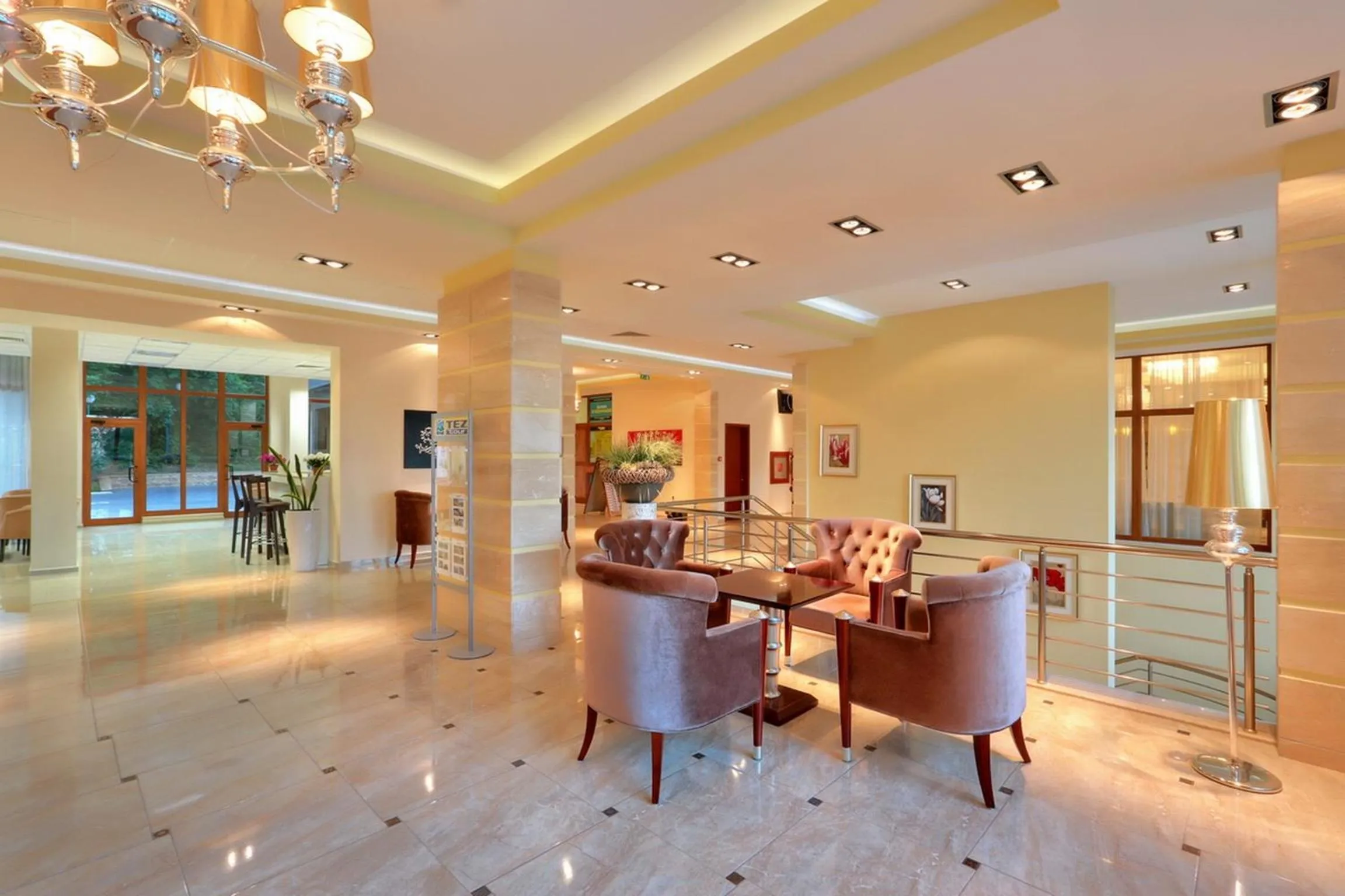 Communal lounge/ TV room in Apart Hotel Golden Line