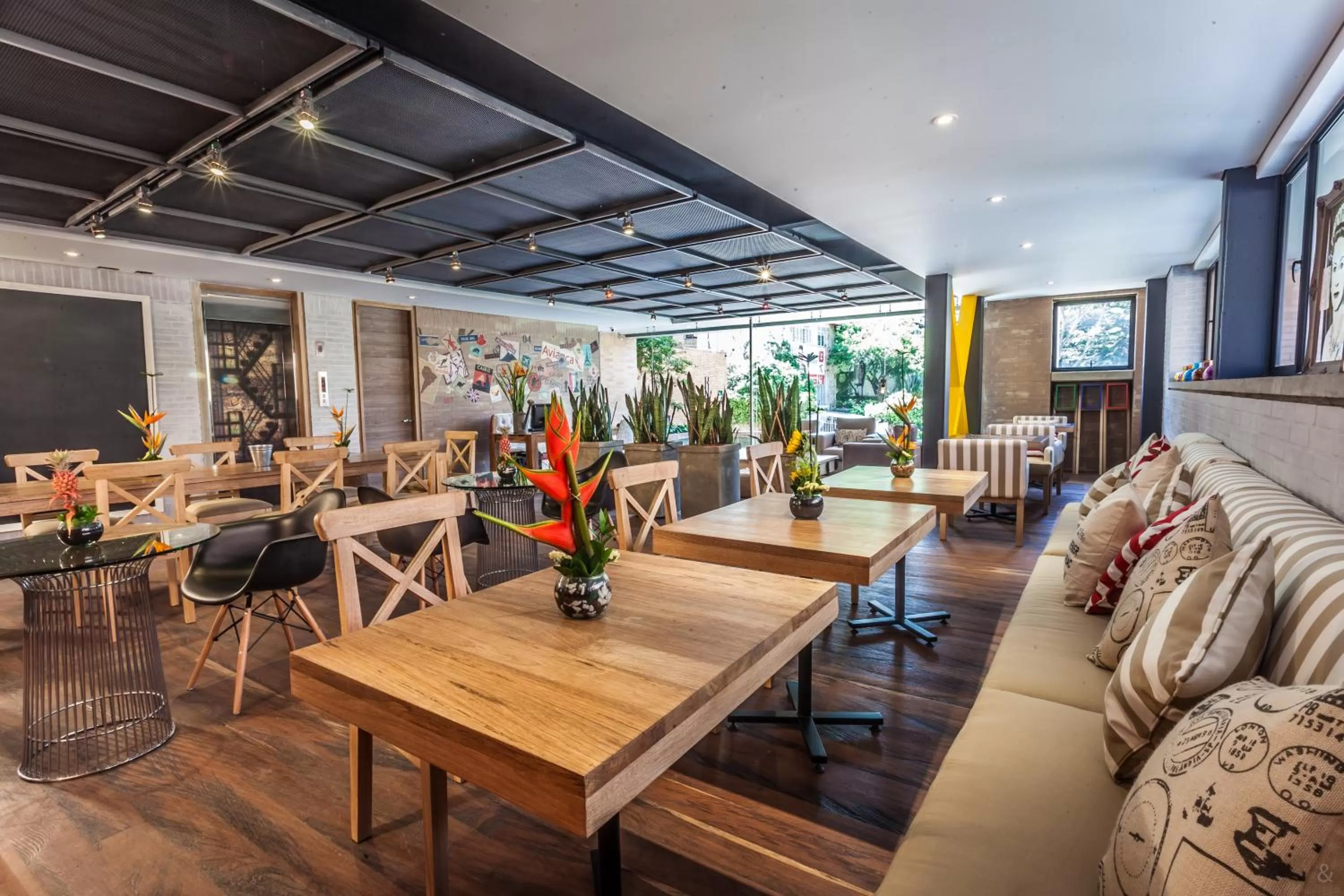 Restaurant/places to eat in Mika Suites