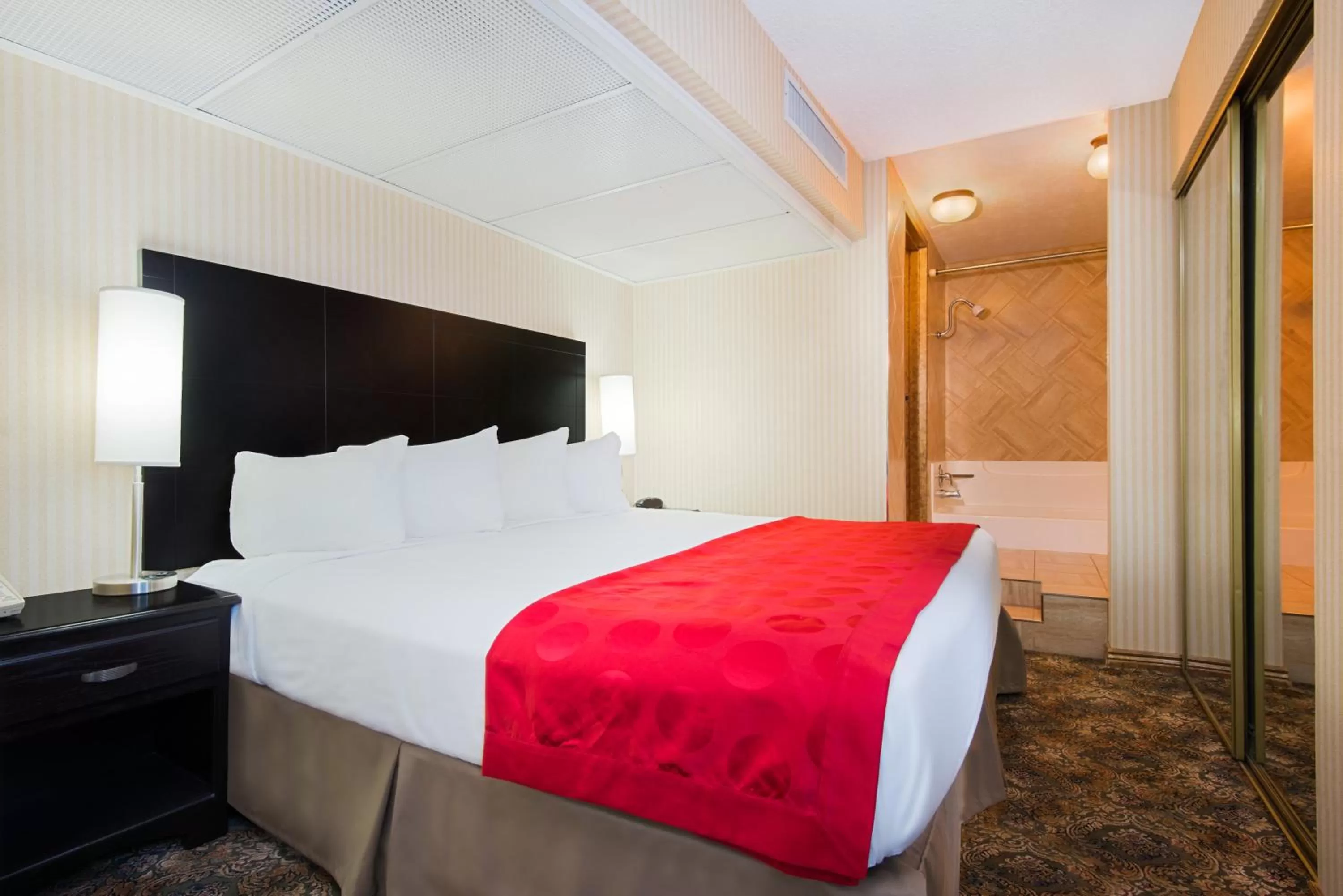 Shower, Bed in Ramada Plaza by Wyndham Gillette Conference Center