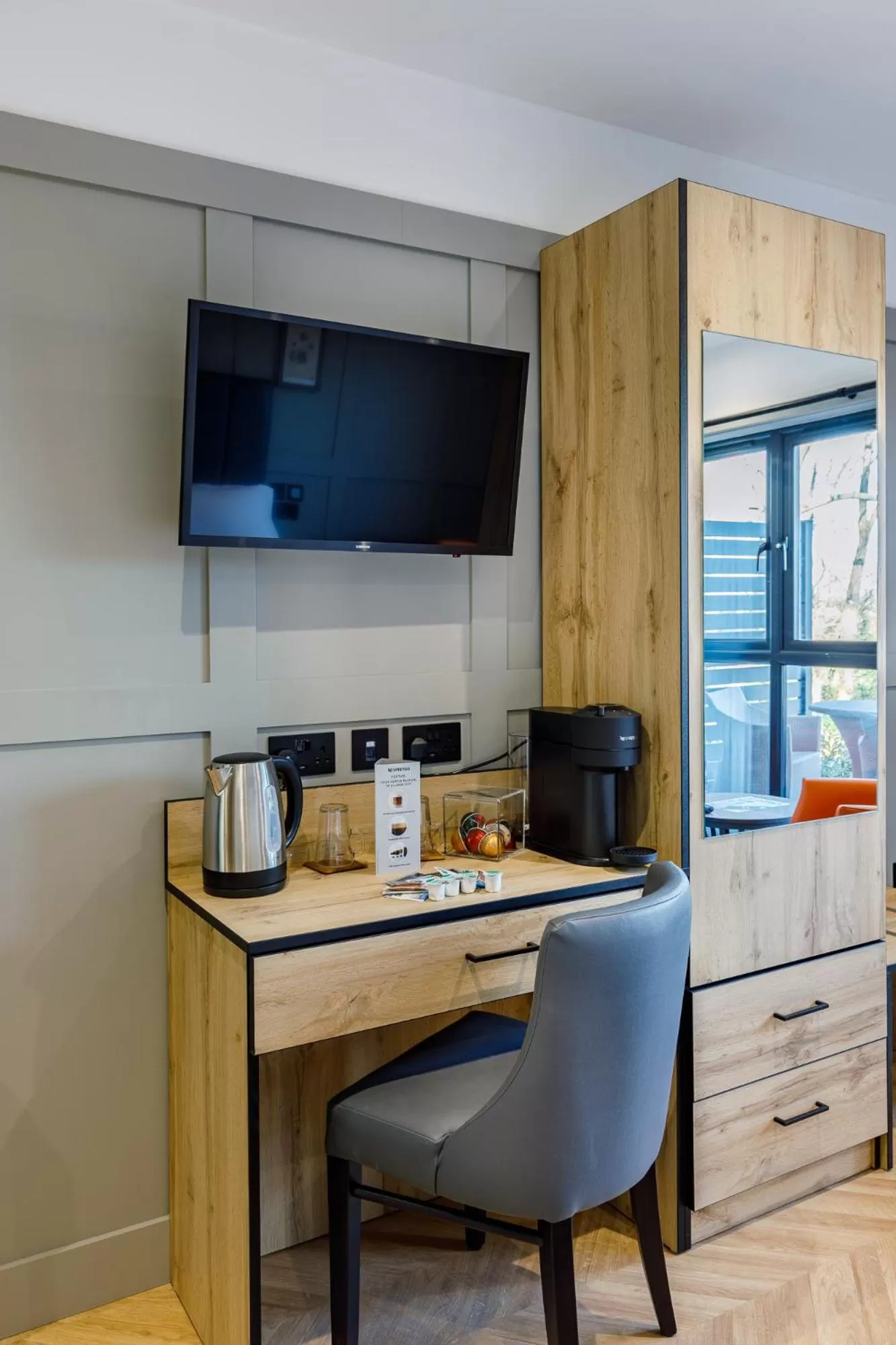 Coffee/tea facilities, TV/Entertainment Center in The Springs Resort & Golf Club