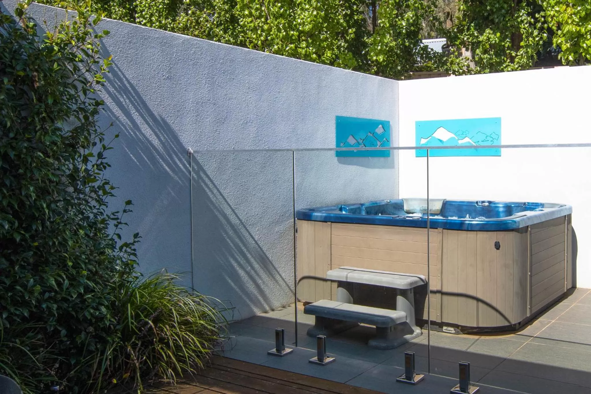 Hot Tub in Bright Colonial Motel