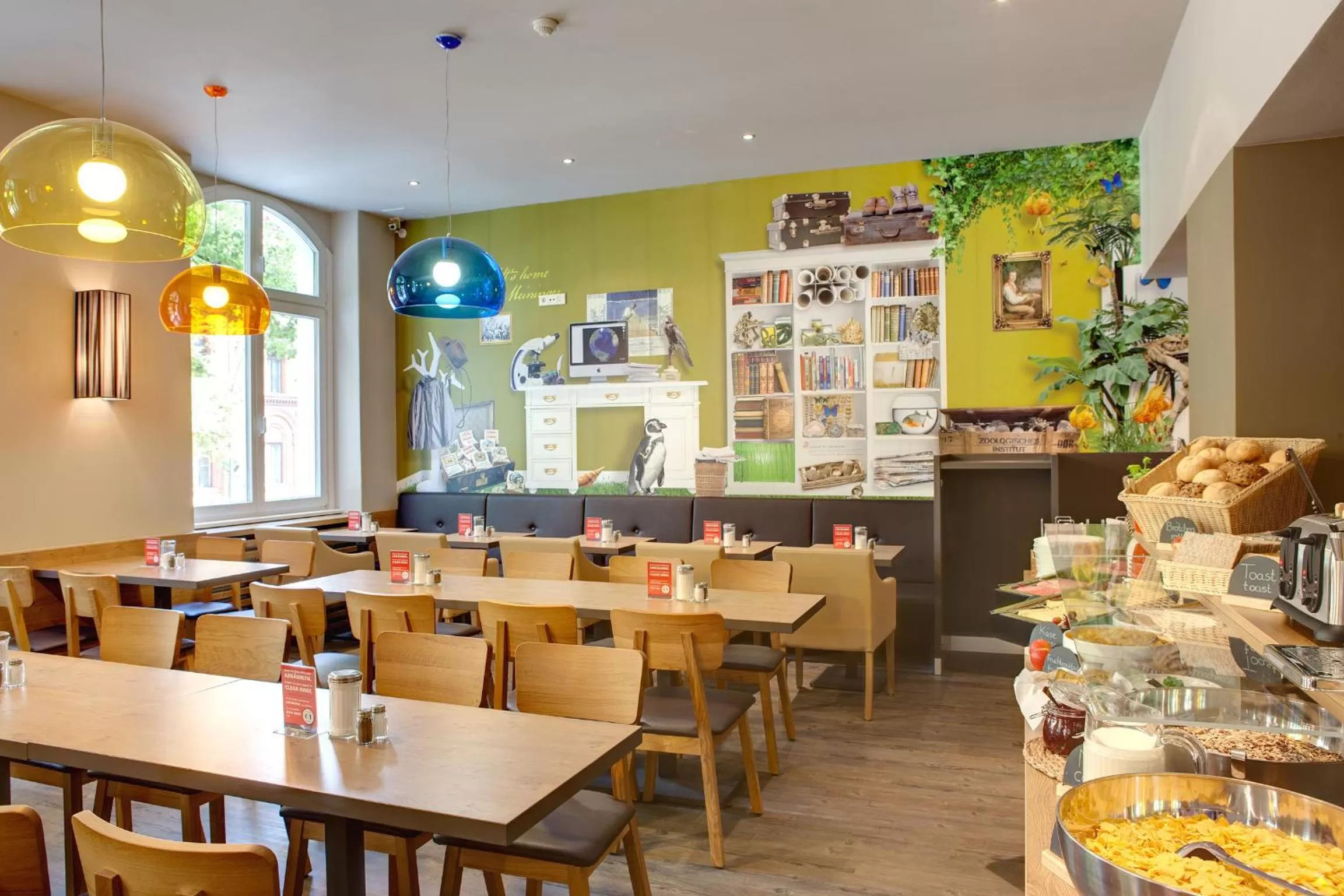 Restaurant/places to eat in MEININGER Hotel Berlin Mitte