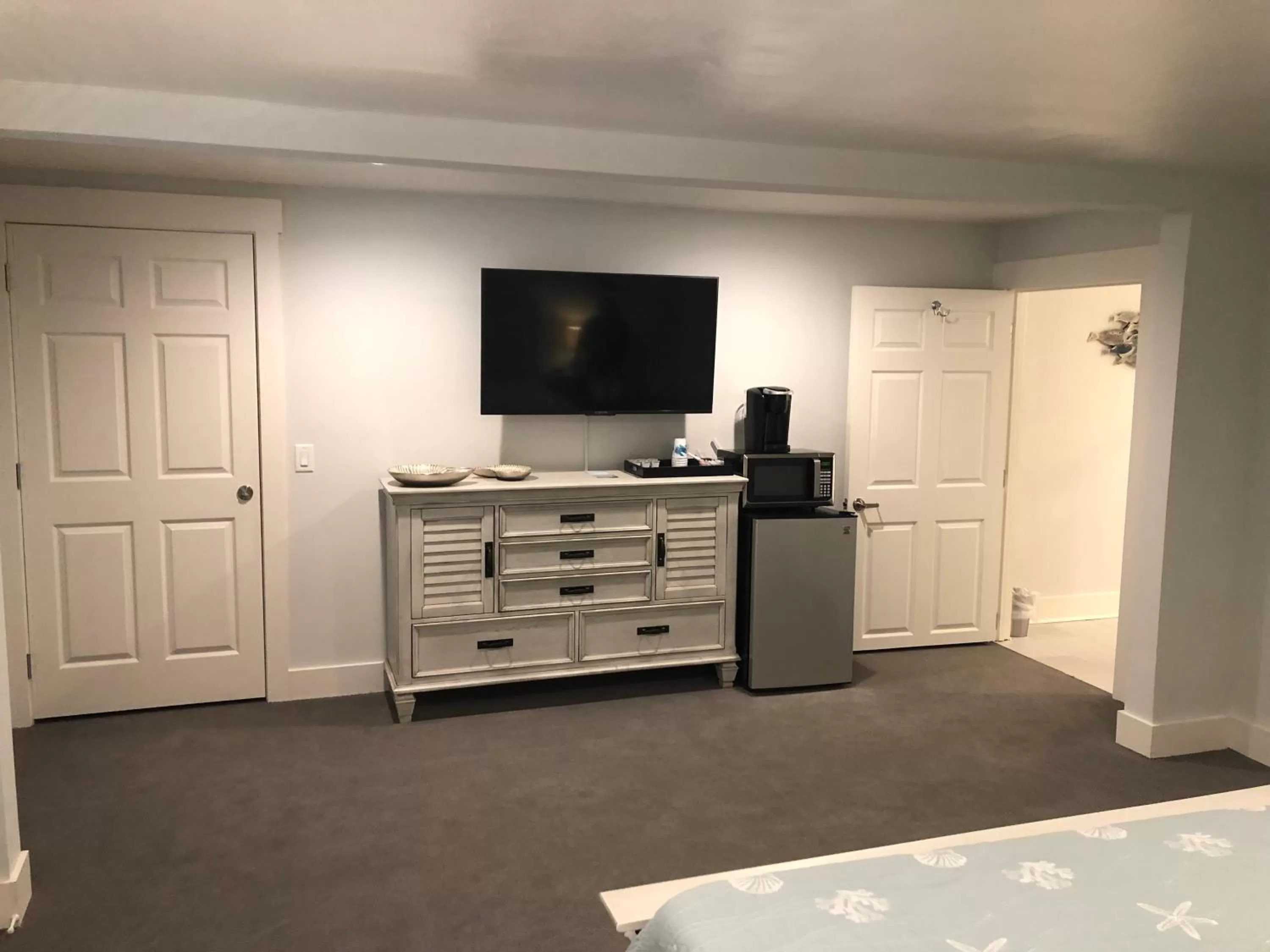 Bed in The Surf Beach Motel