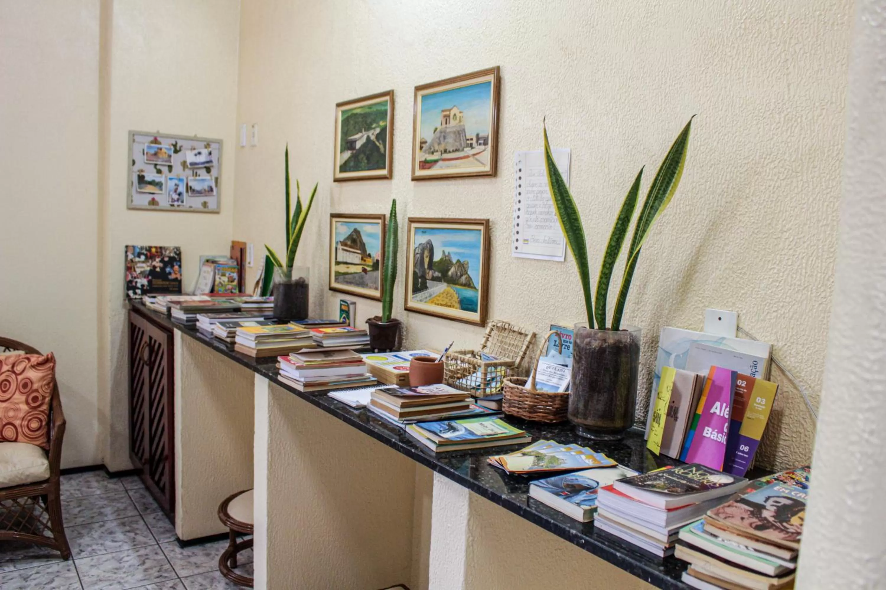 Library in Hotel Monólitos