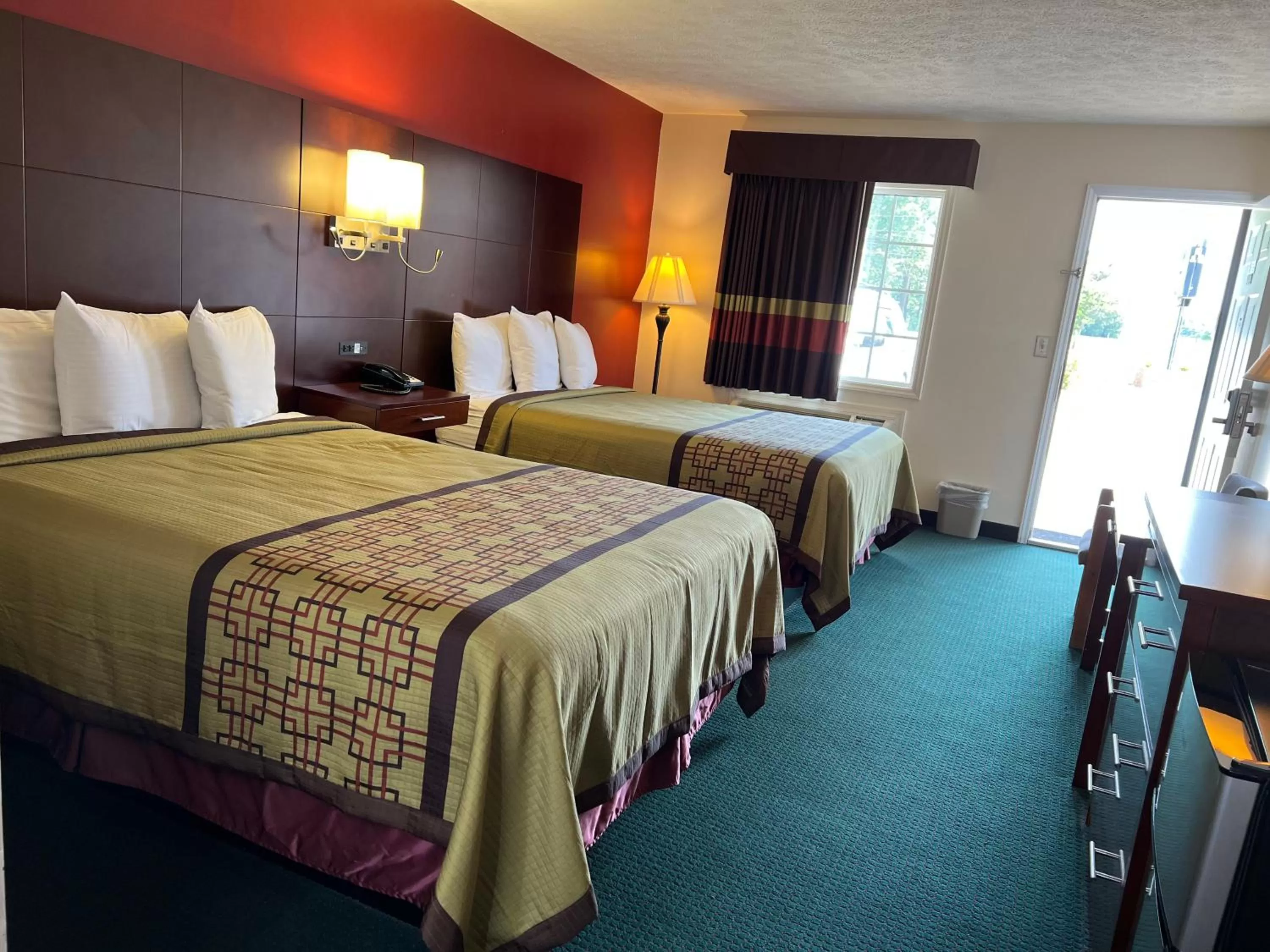 Bed in Surry Inn - Dobson - I-77 - Exit 93