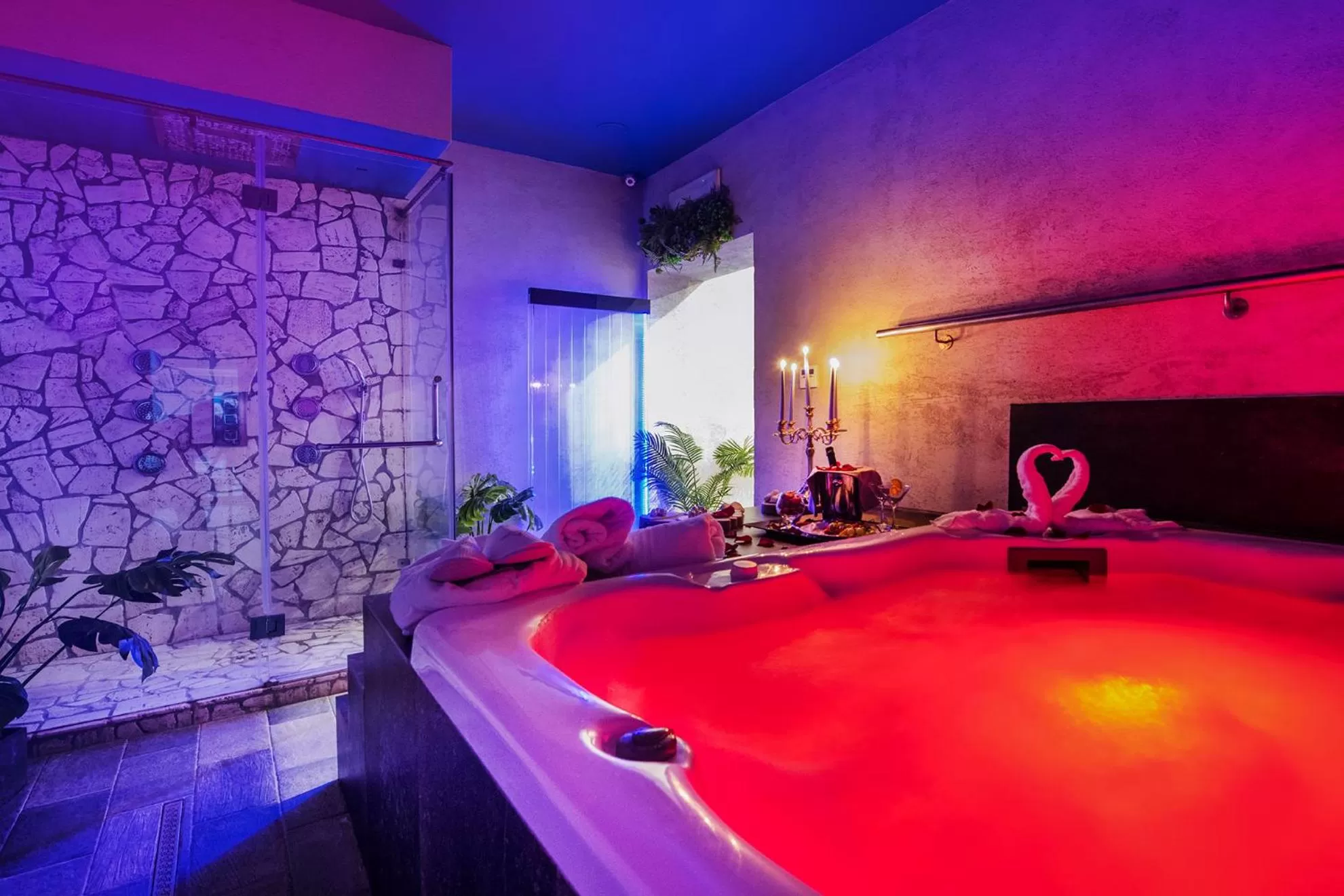 Hot Tub in Hotel 87 eighty-seven - Maison d'Art Collection