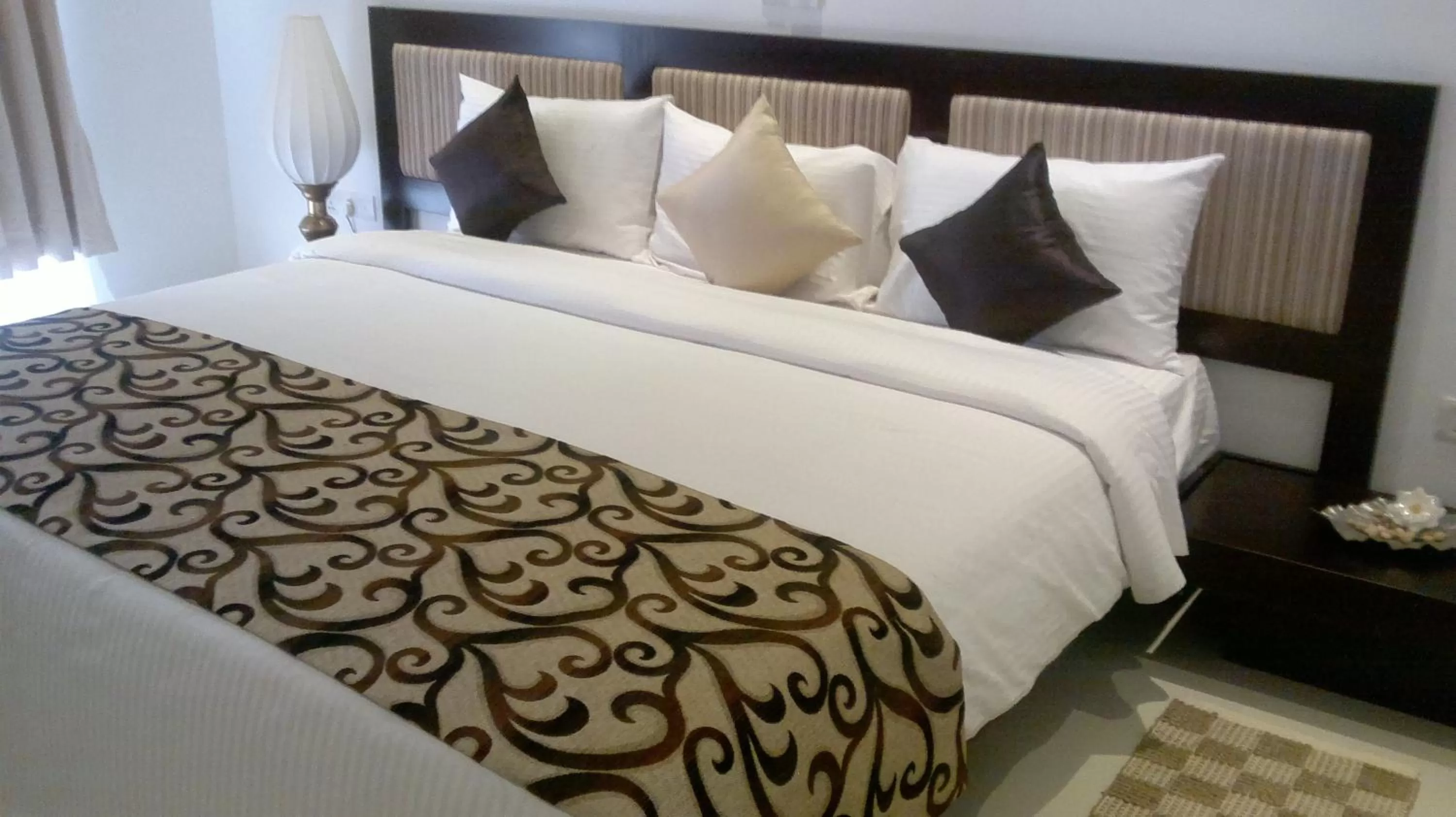 Bed in Ruins Chaaya Hotel