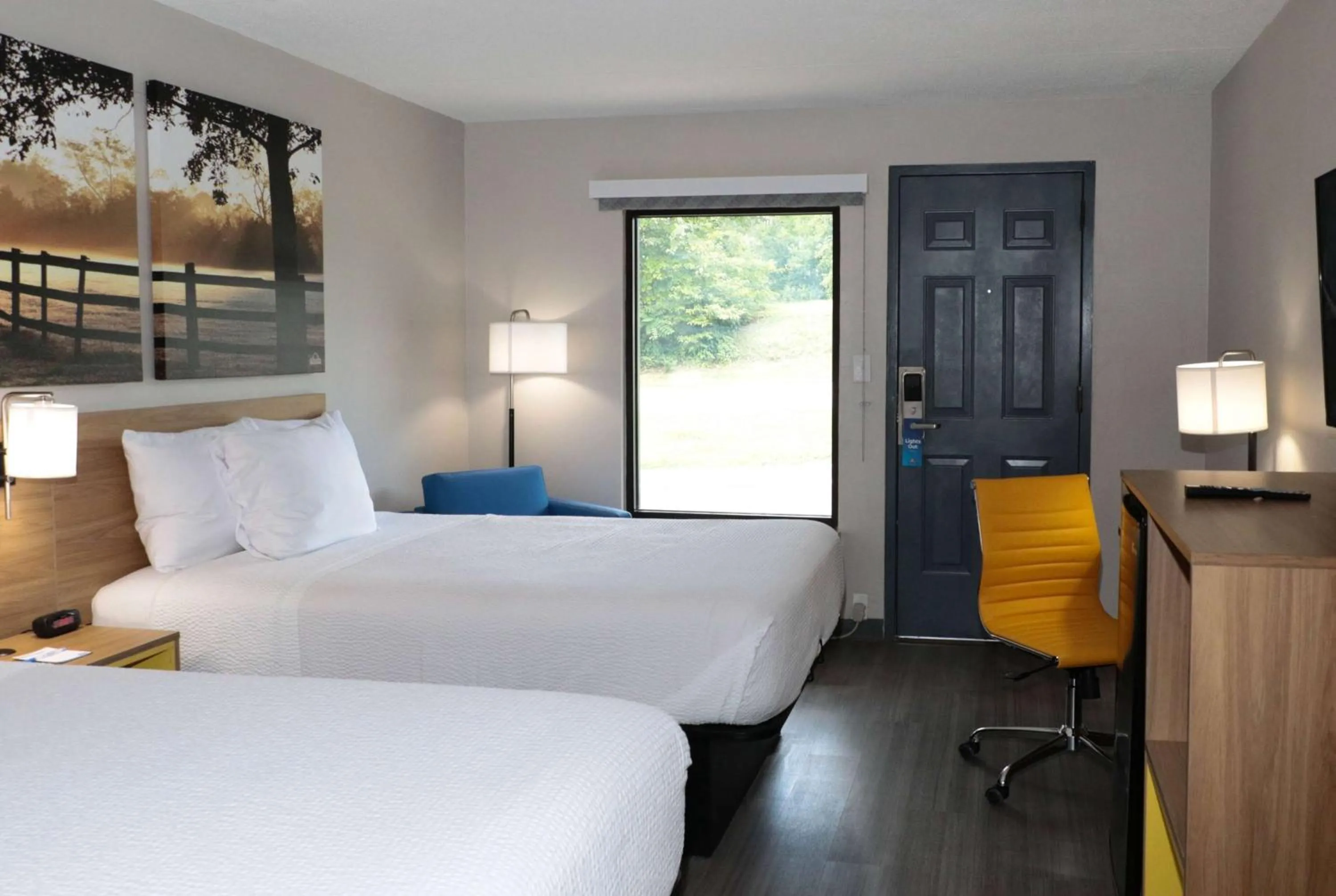 Photo of the whole room, Bed in Days Inn by Wyndham Farmville