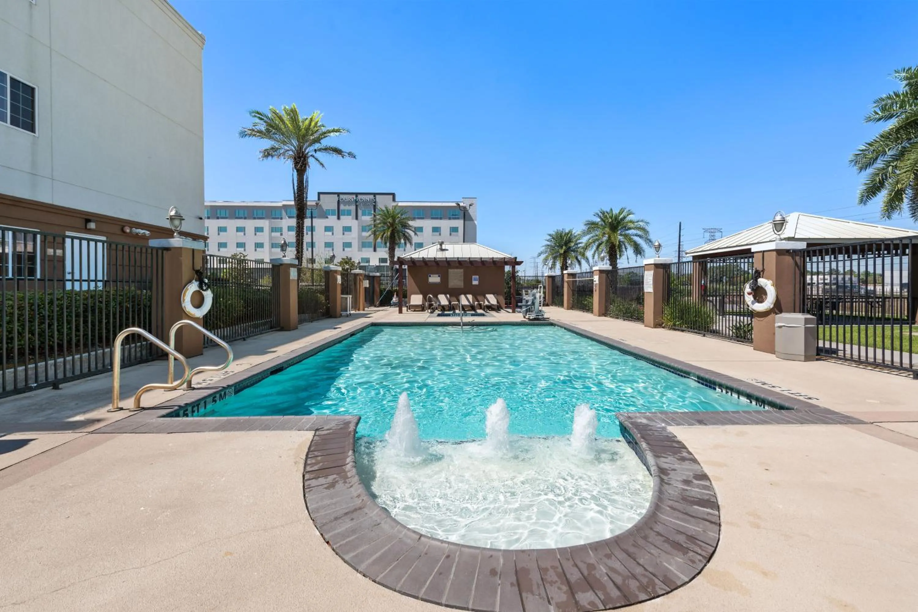 Swimming pool in Extended Stay America Suites - Houston - IAH Airport