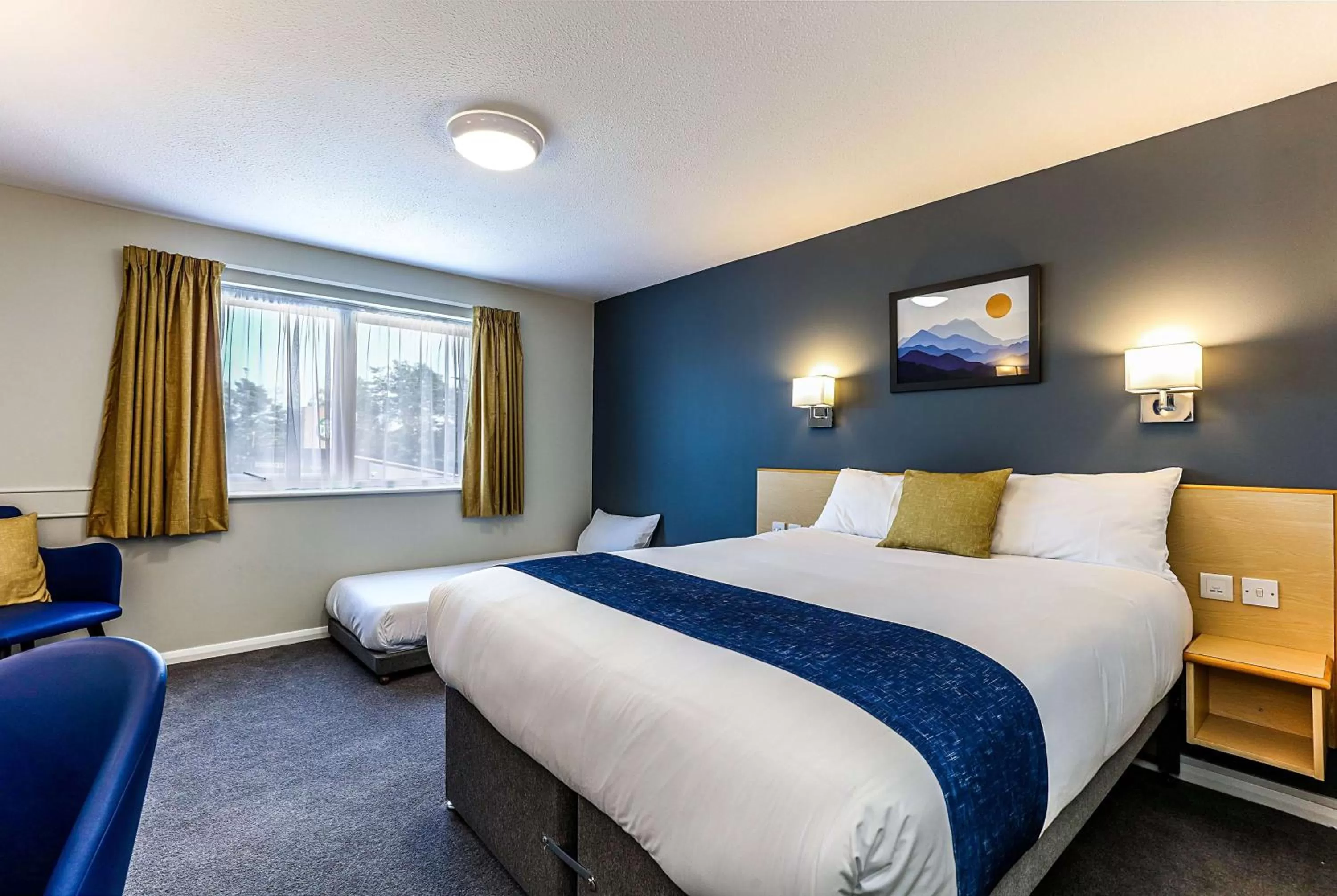 Bed in Days Inn Hotel Fleet