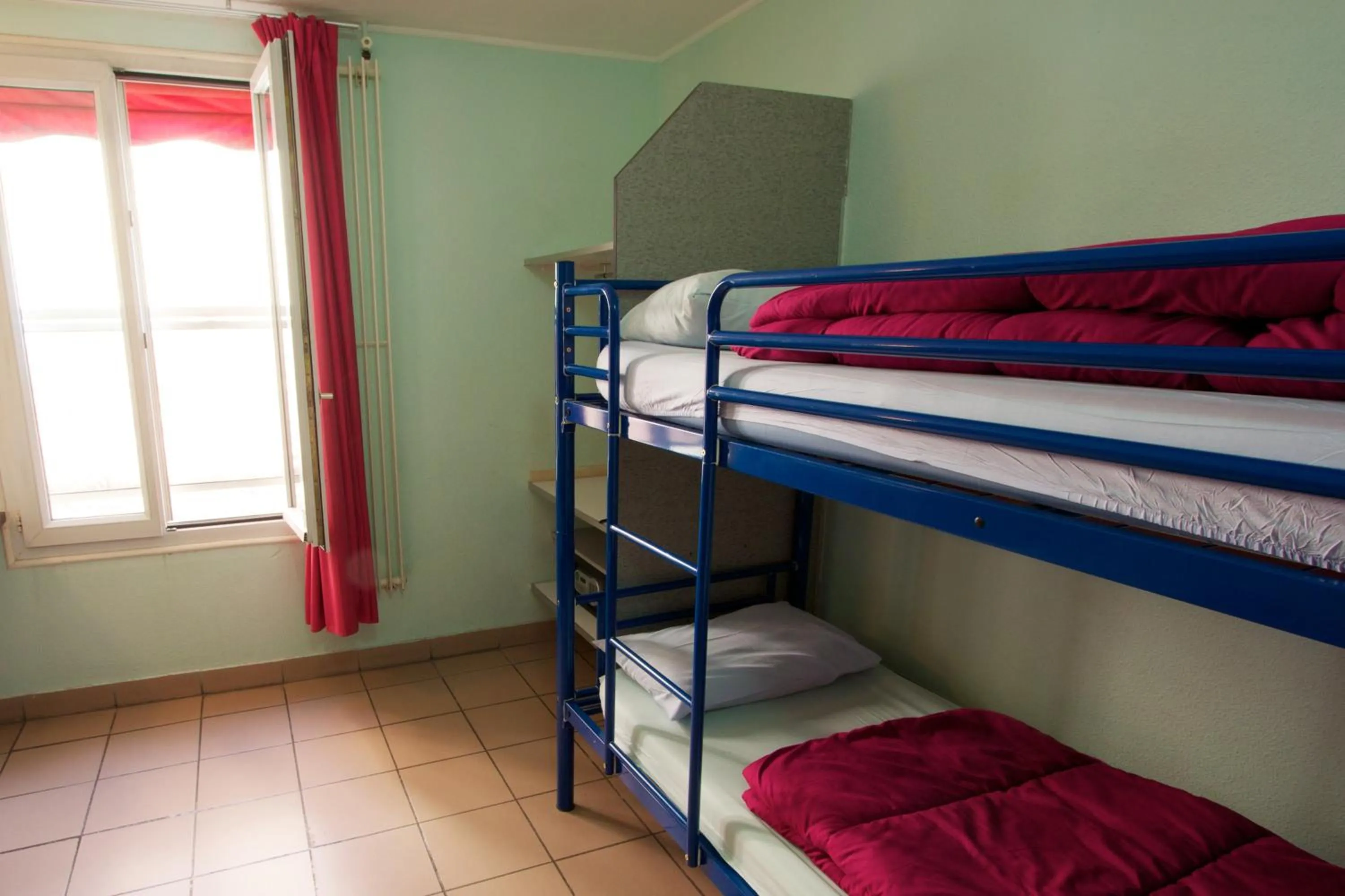bunk bed, Bed in Auberge Internationale des Jeunes