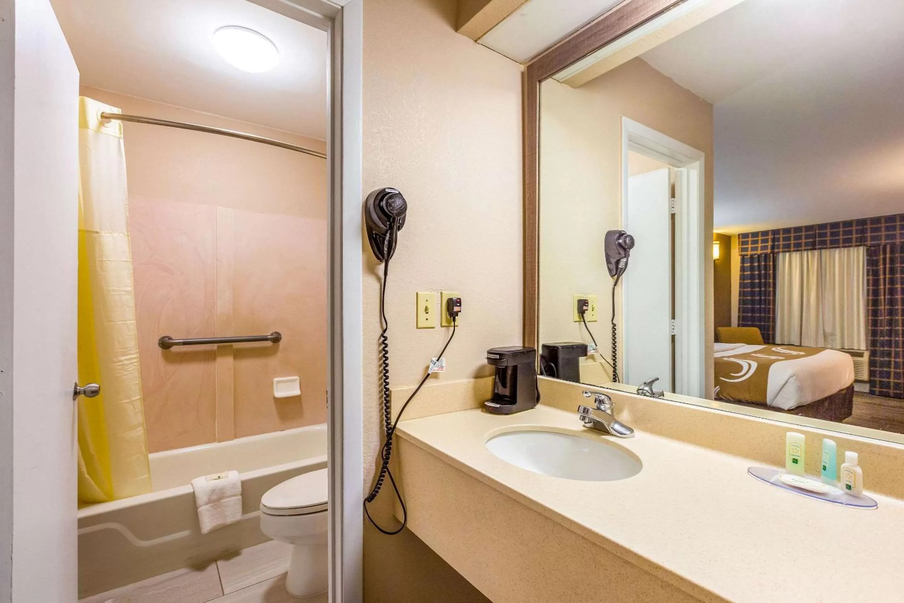 Bathroom in Quality Inn Quincy - Tallahassee West